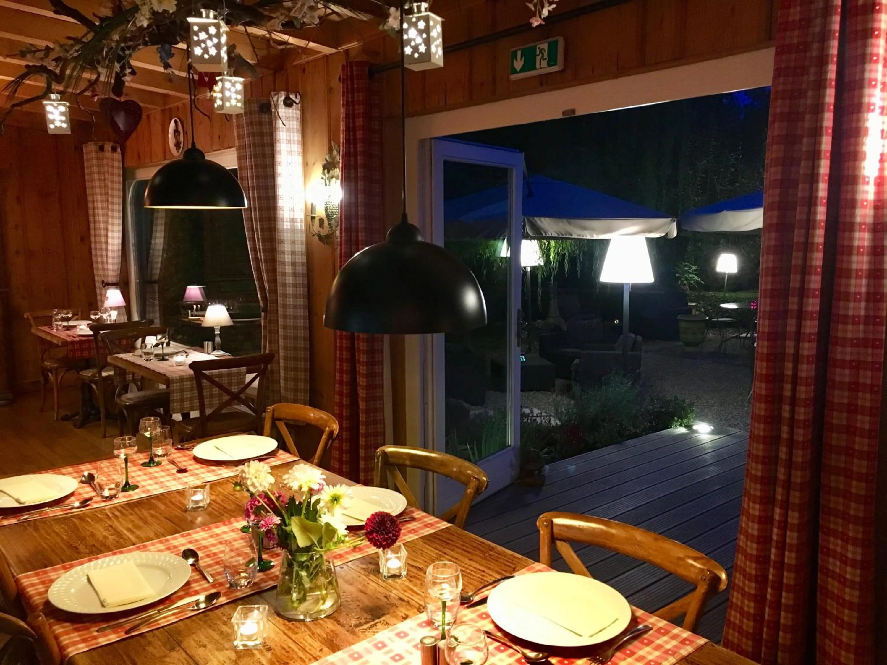 Restaurant/places to eat in Les Prés D'ondine