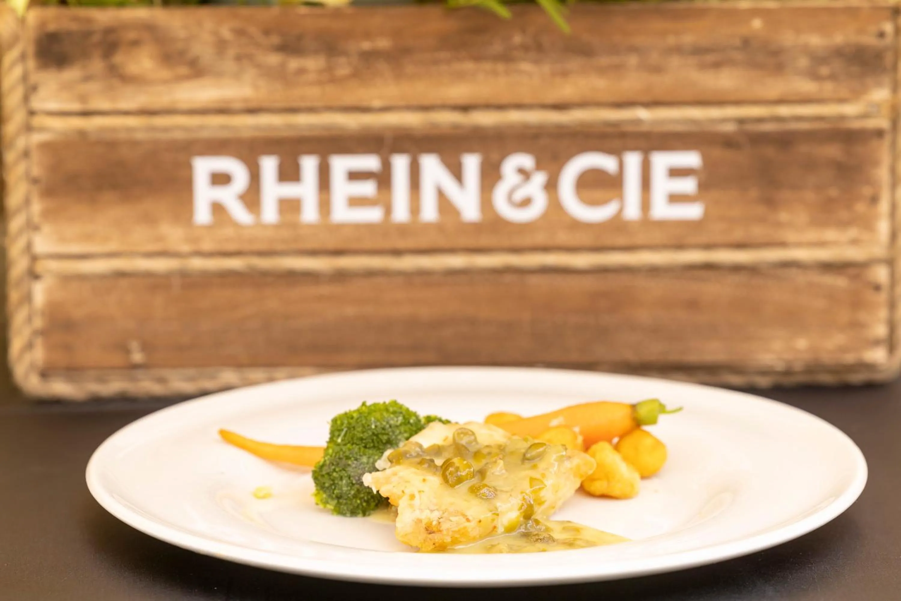 Restaurant/places to eat in Pensiunea Rhein