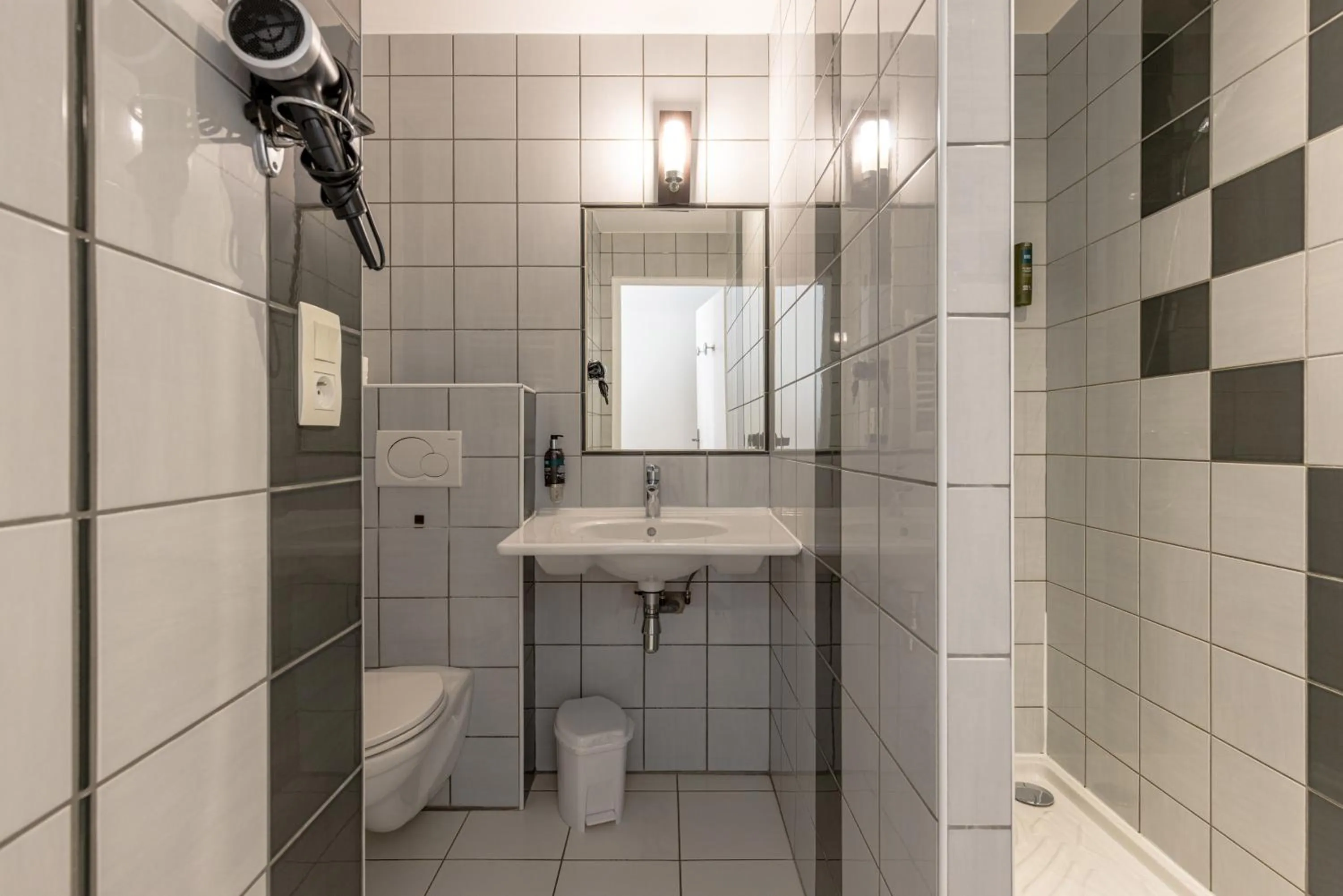 Bathroom in Logis Hotel Le Richelieu - Royan Atlantique