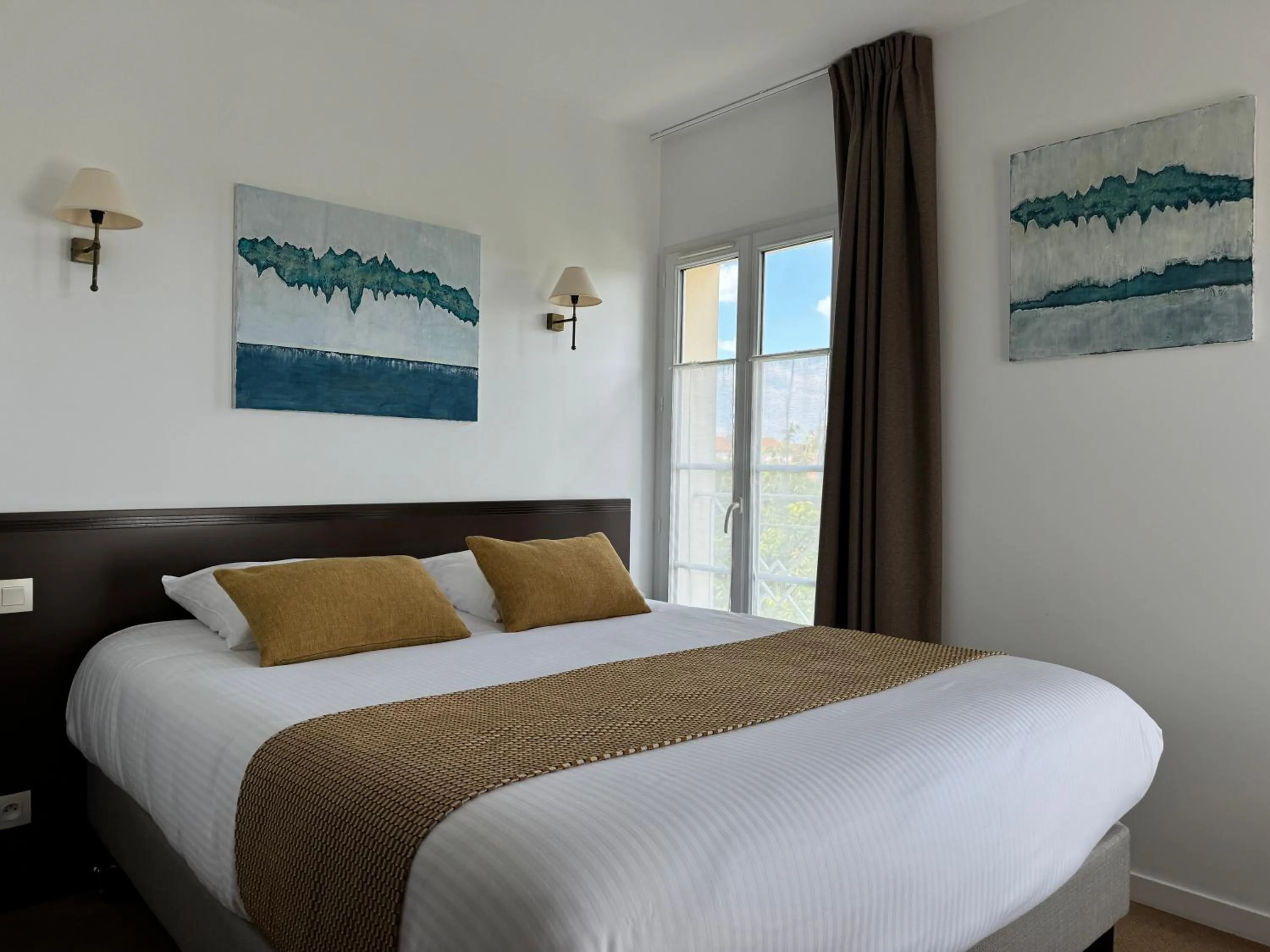 Bedroom, Bed in Logis Hotel Le Richelieu - Royan Atlantique