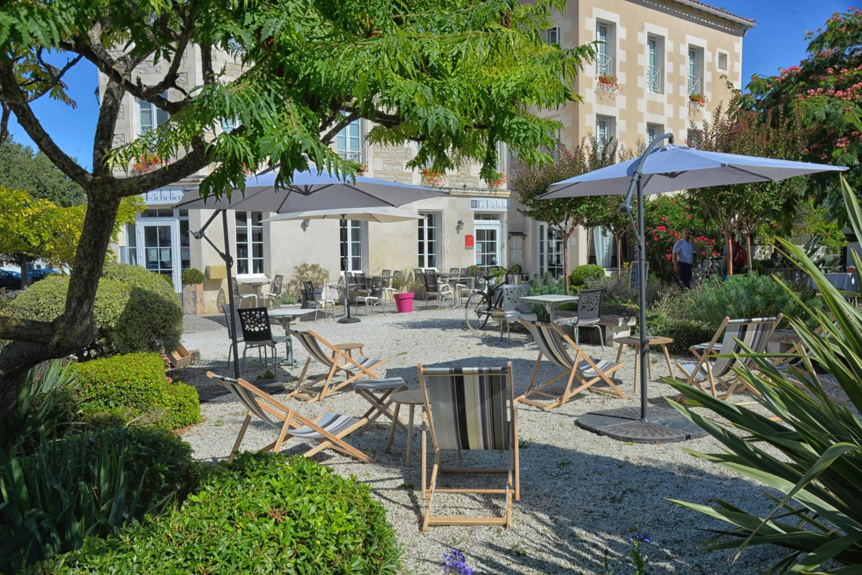 Patio in Logis Hotel Le Richelieu - Royan Atlantique