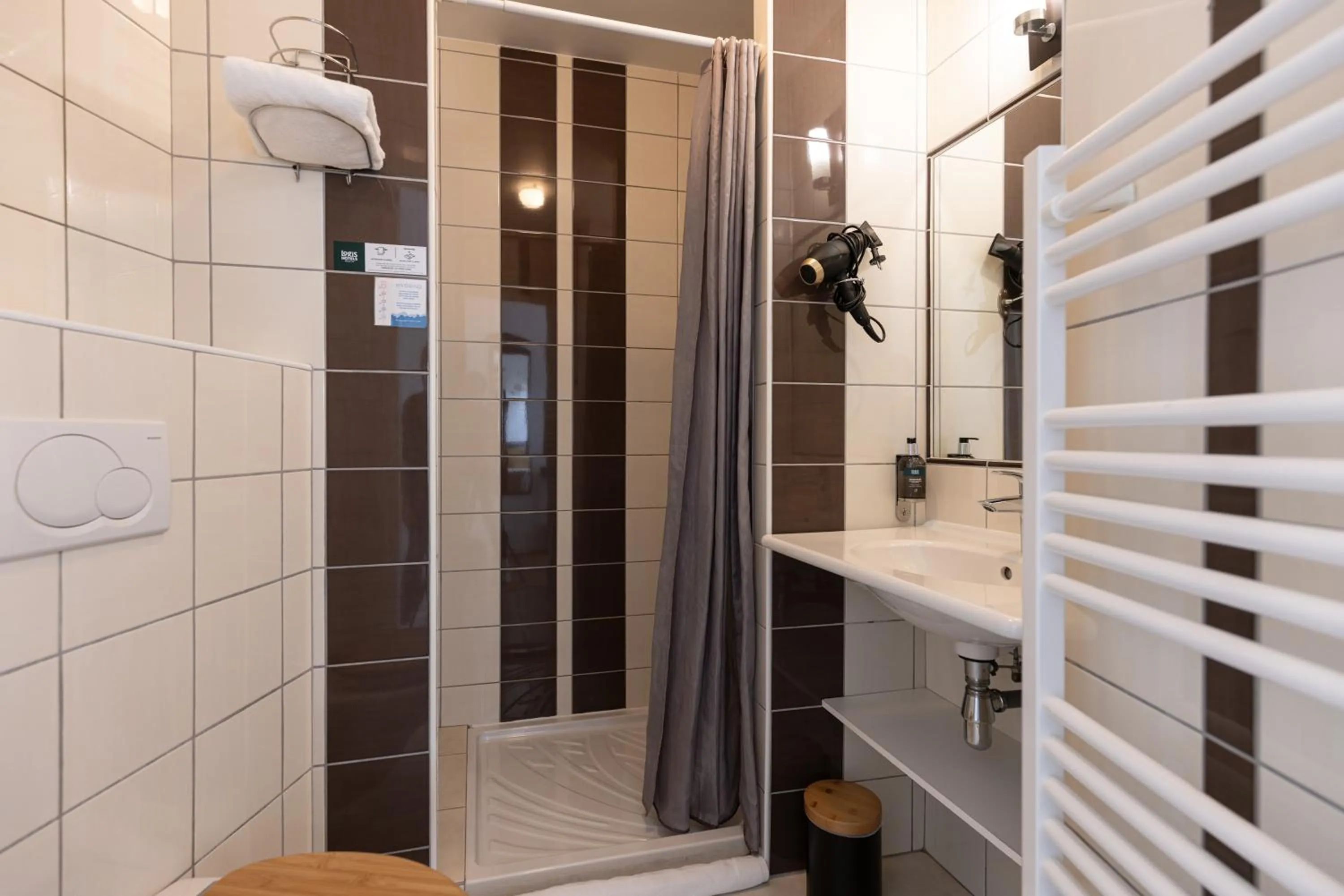 Bathroom in Logis Hotel Le Richelieu - Royan Atlantique