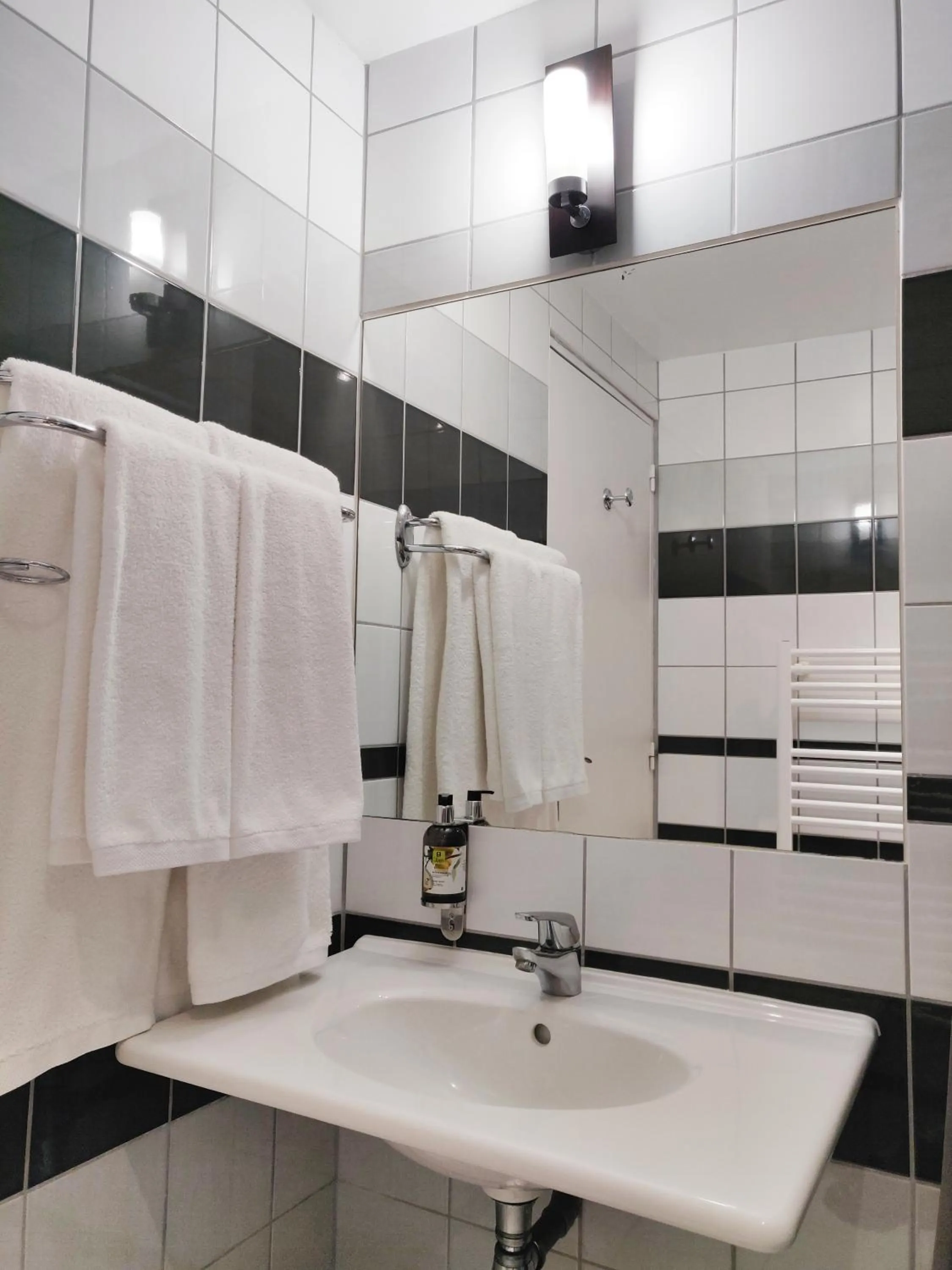 Bathroom in Logis Hotel Le Richelieu - Royan Atlantique