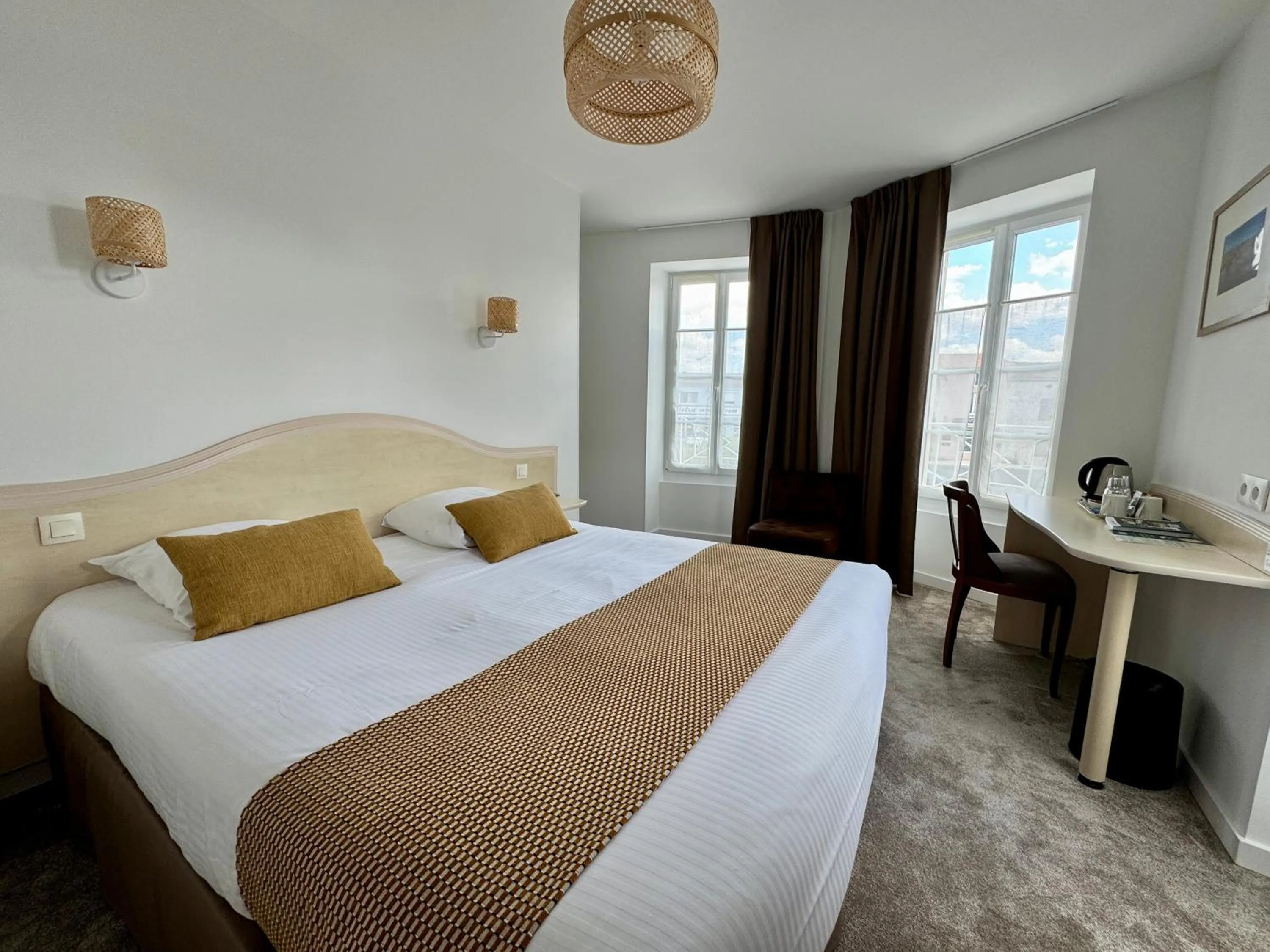 Bedroom, Bed in Logis Hotel Le Richelieu - Royan Atlantique