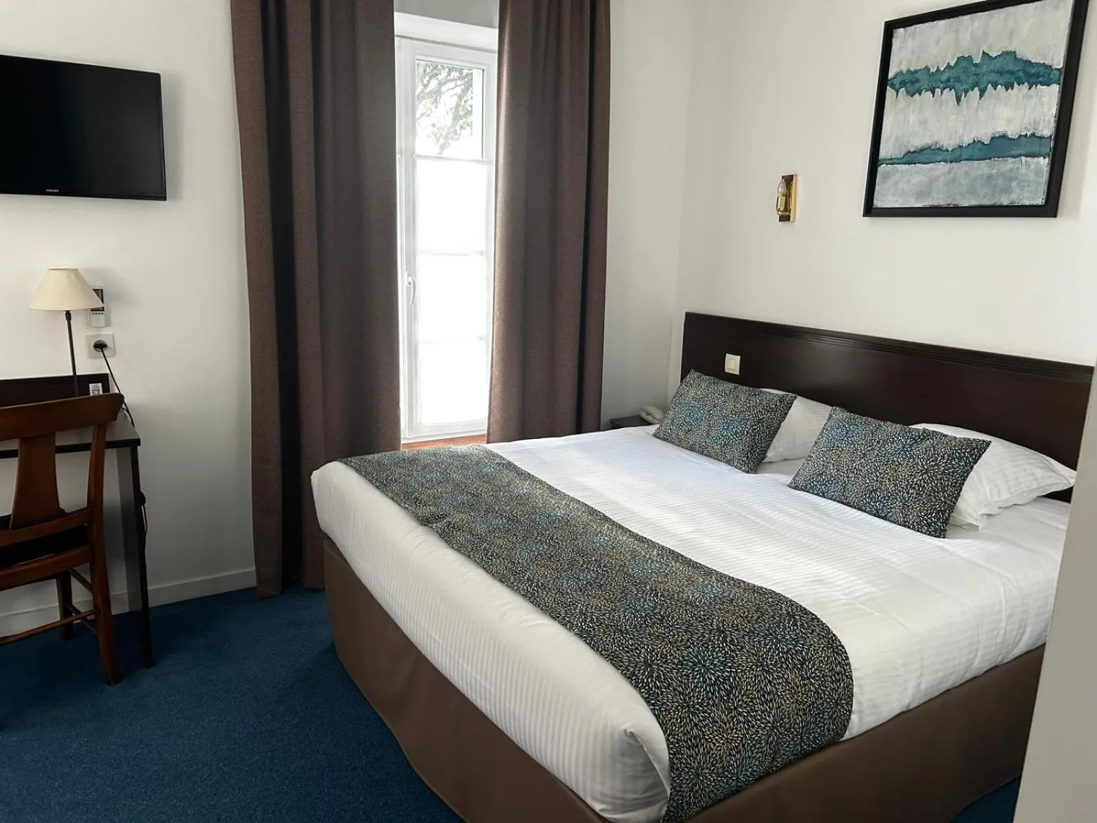 Bed in Logis Hotel Le Richelieu - Royan Atlantique