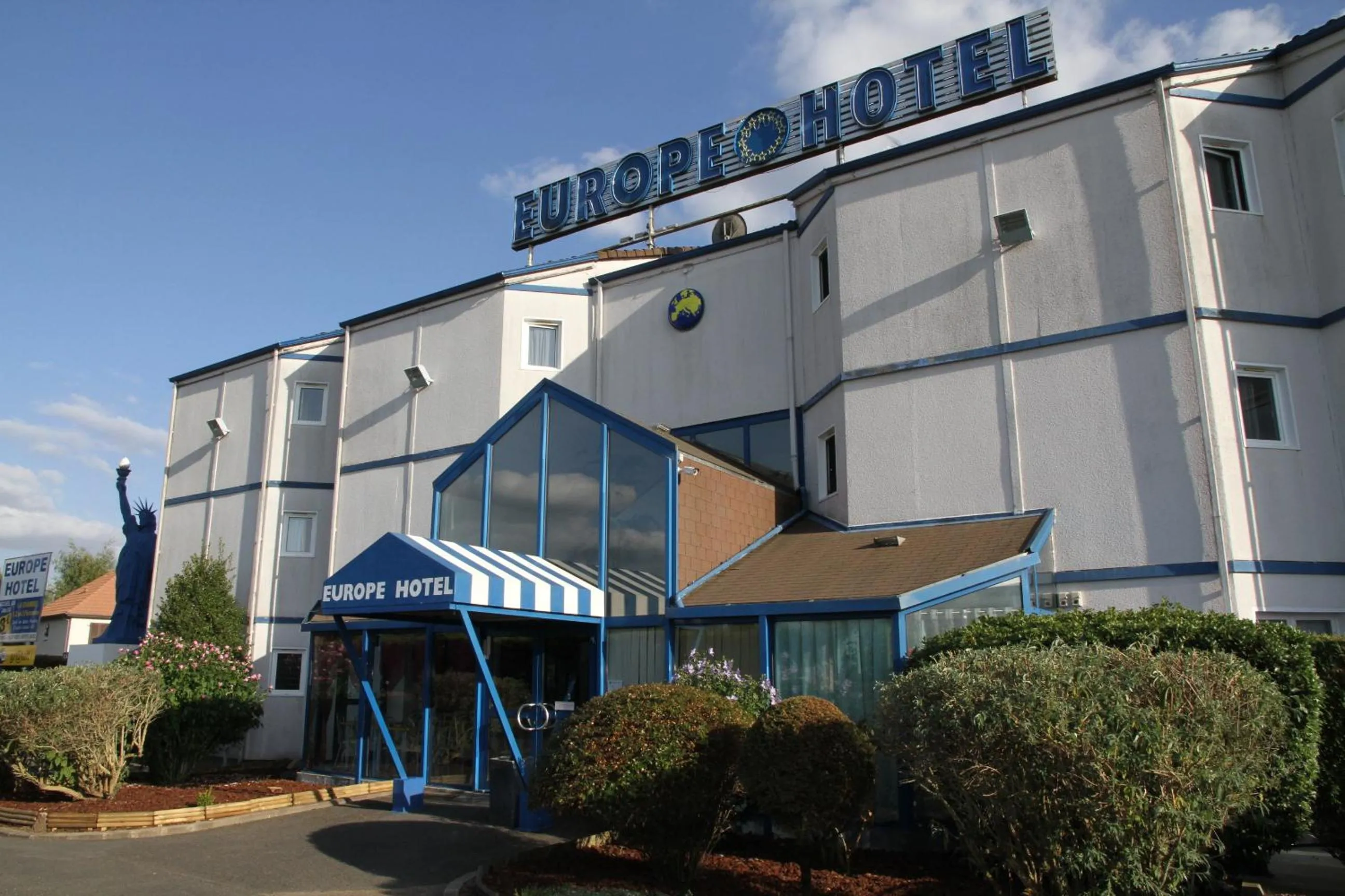 Facade/entrance in Europe Hôtel