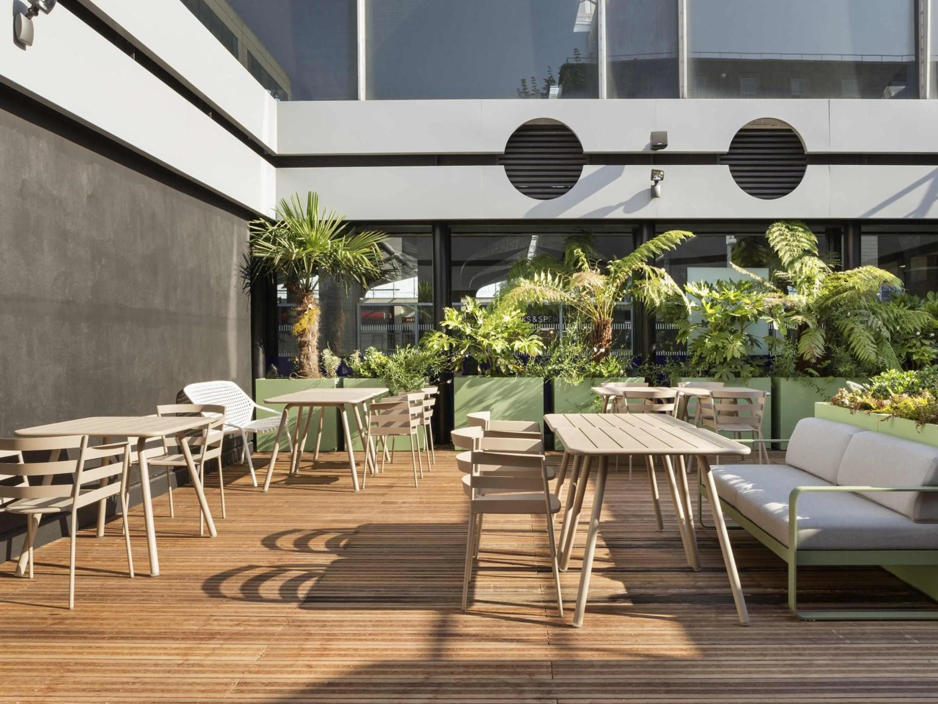 Restaurant/places to eat in Novotel Paris Charles de Gaulle Airport