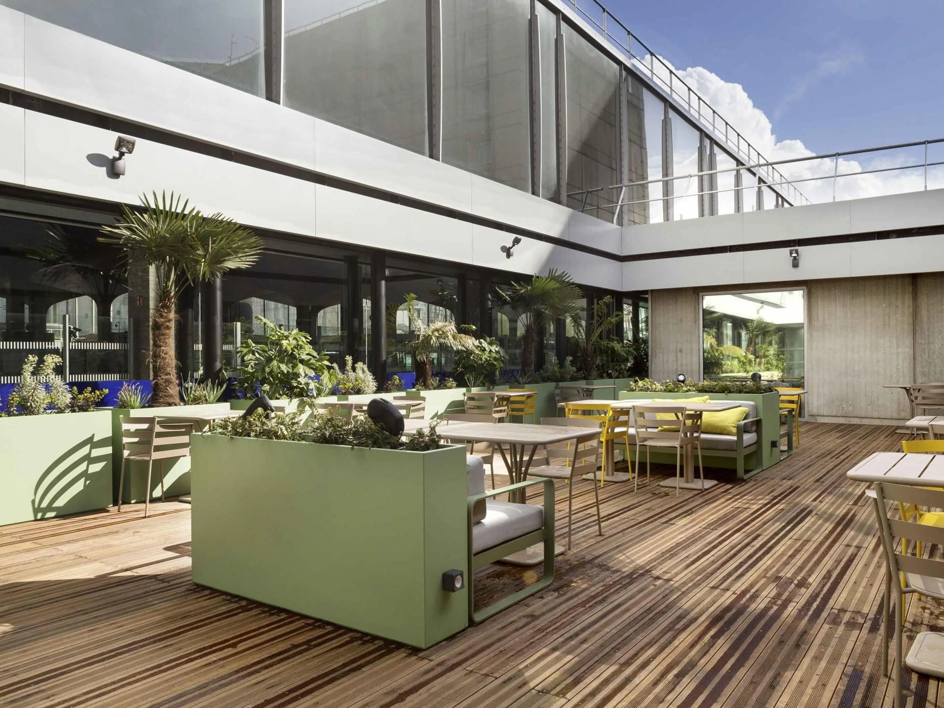 Restaurant/places to eat in Novotel Paris Charles de Gaulle Airport