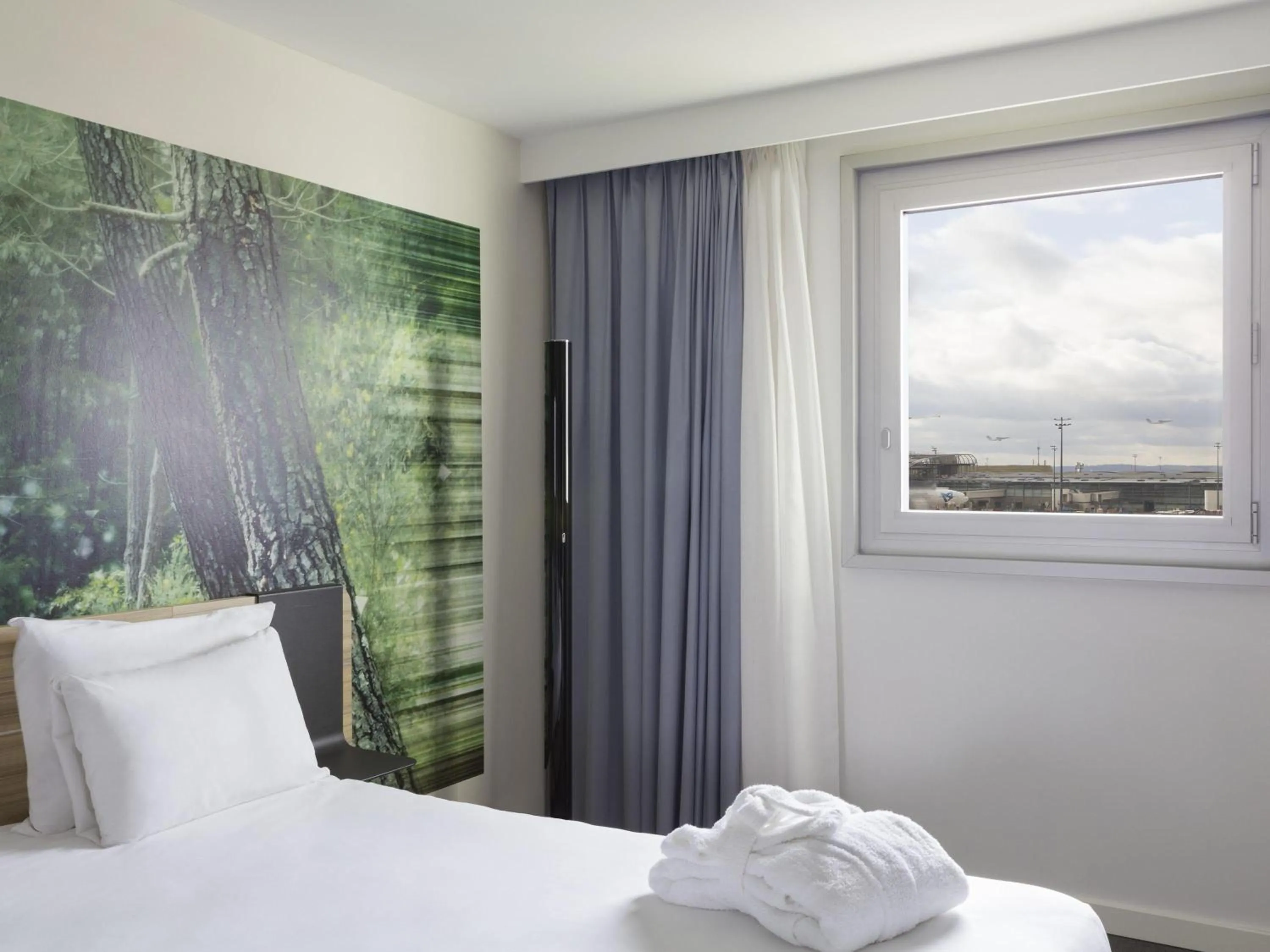 Bedroom, Bed in Novotel Paris Charles de Gaulle Airport