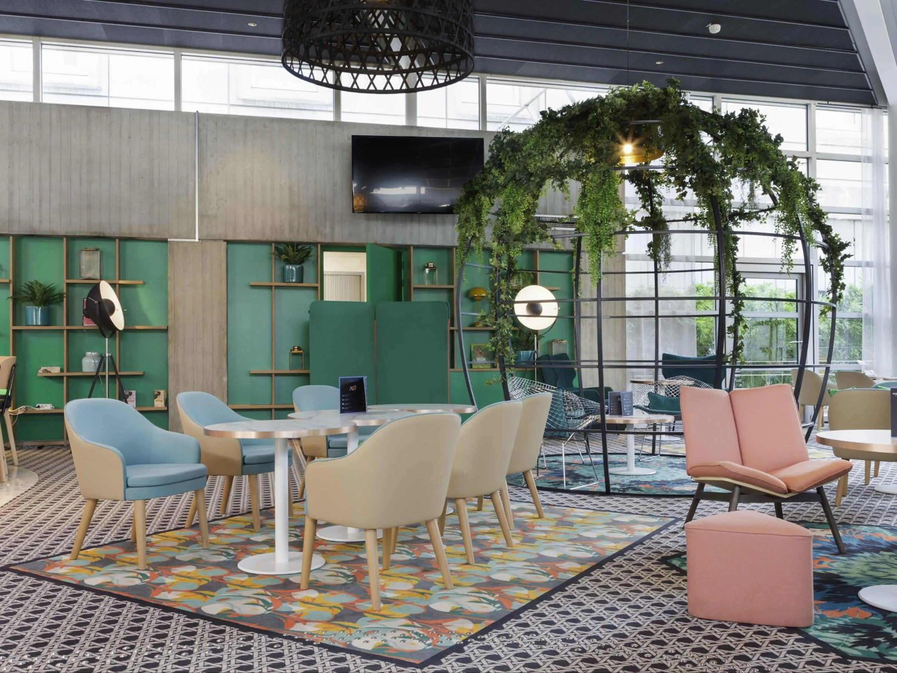 Lounge or bar in Novotel Paris Charles de Gaulle Airport