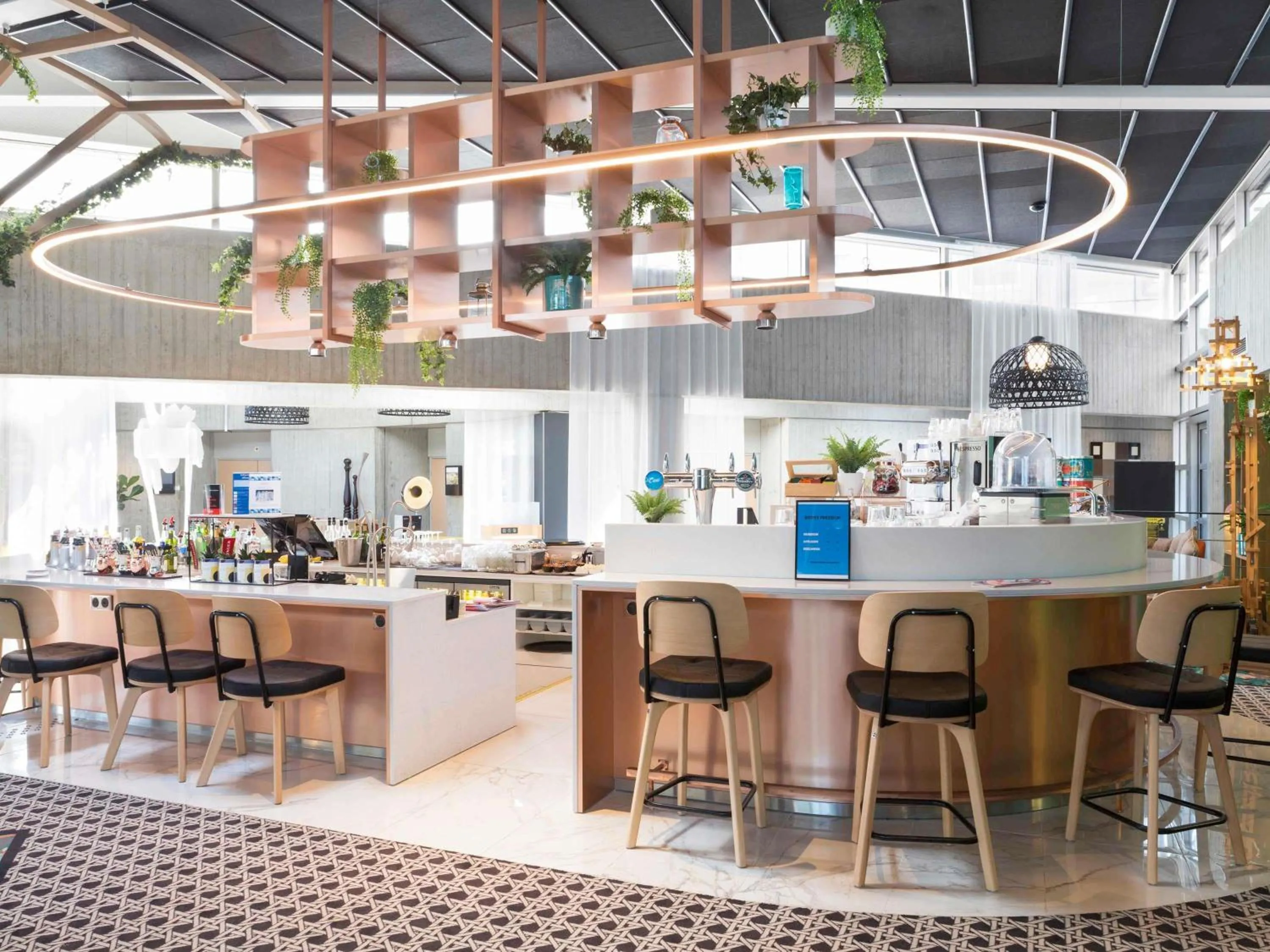 Lounge or bar in Novotel Paris Charles de Gaulle Airport