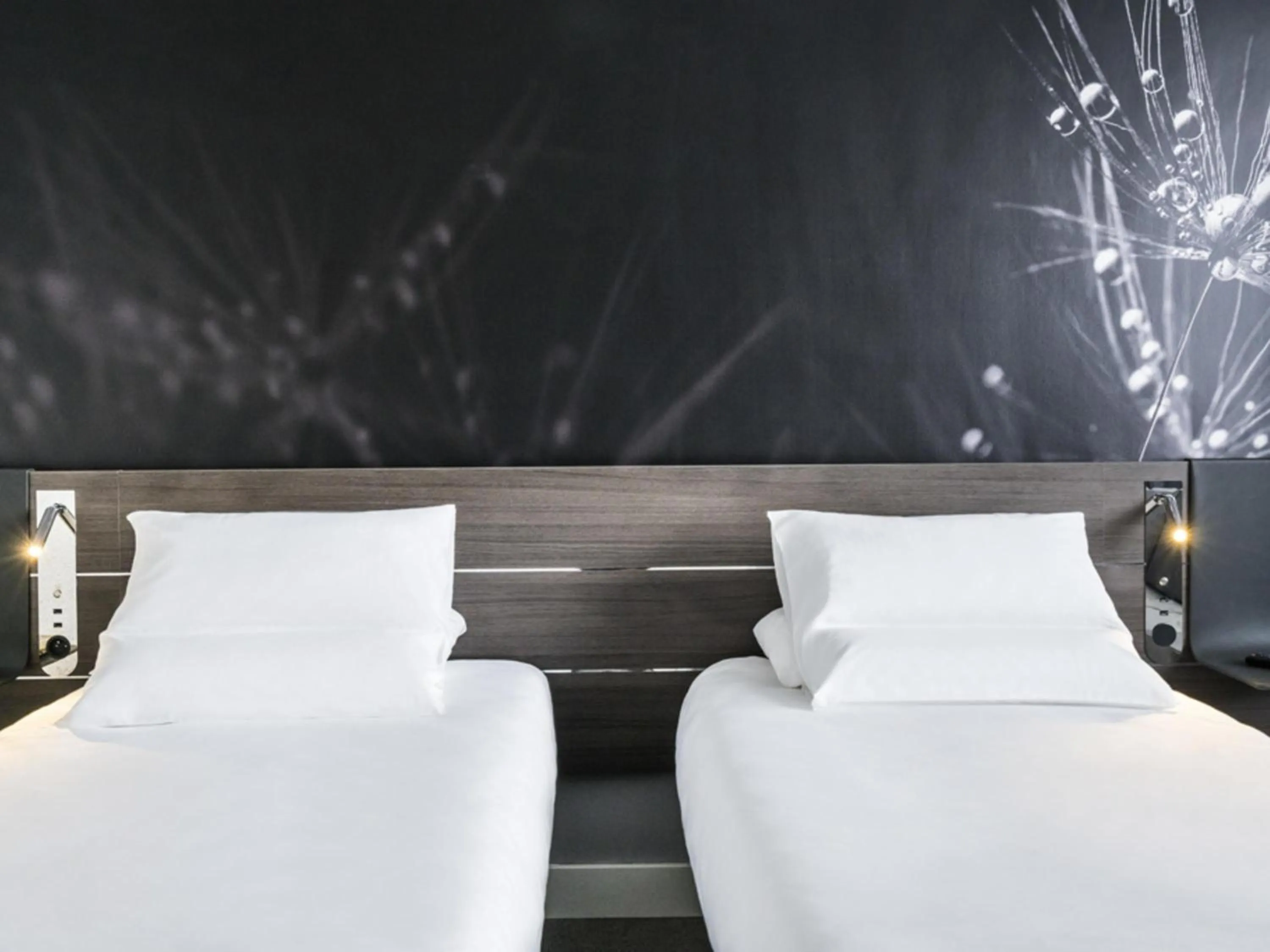 Bedroom, Bed in Novotel Paris Charles de Gaulle Airport