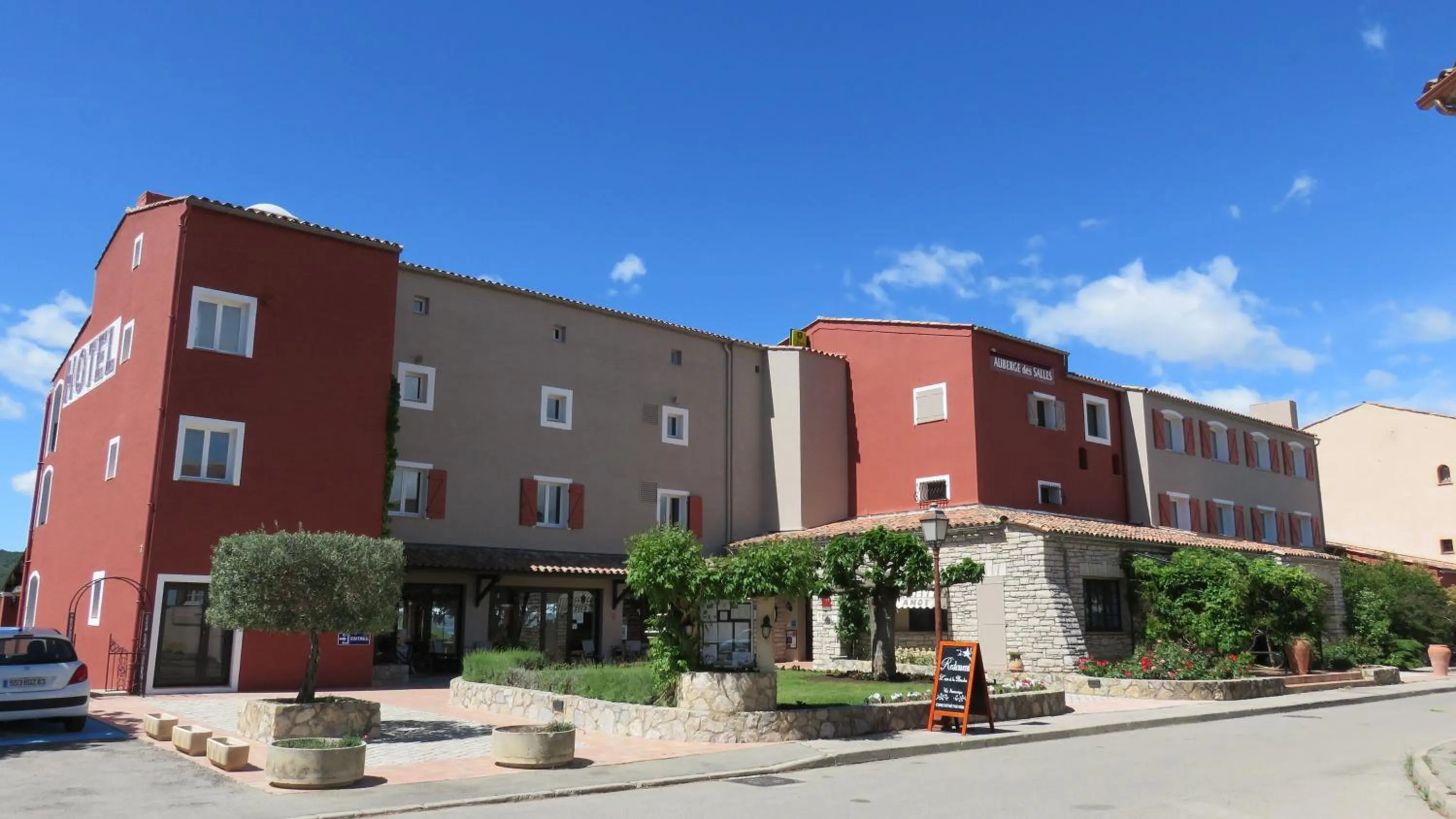 Facade/entrance in Auberge des Salles