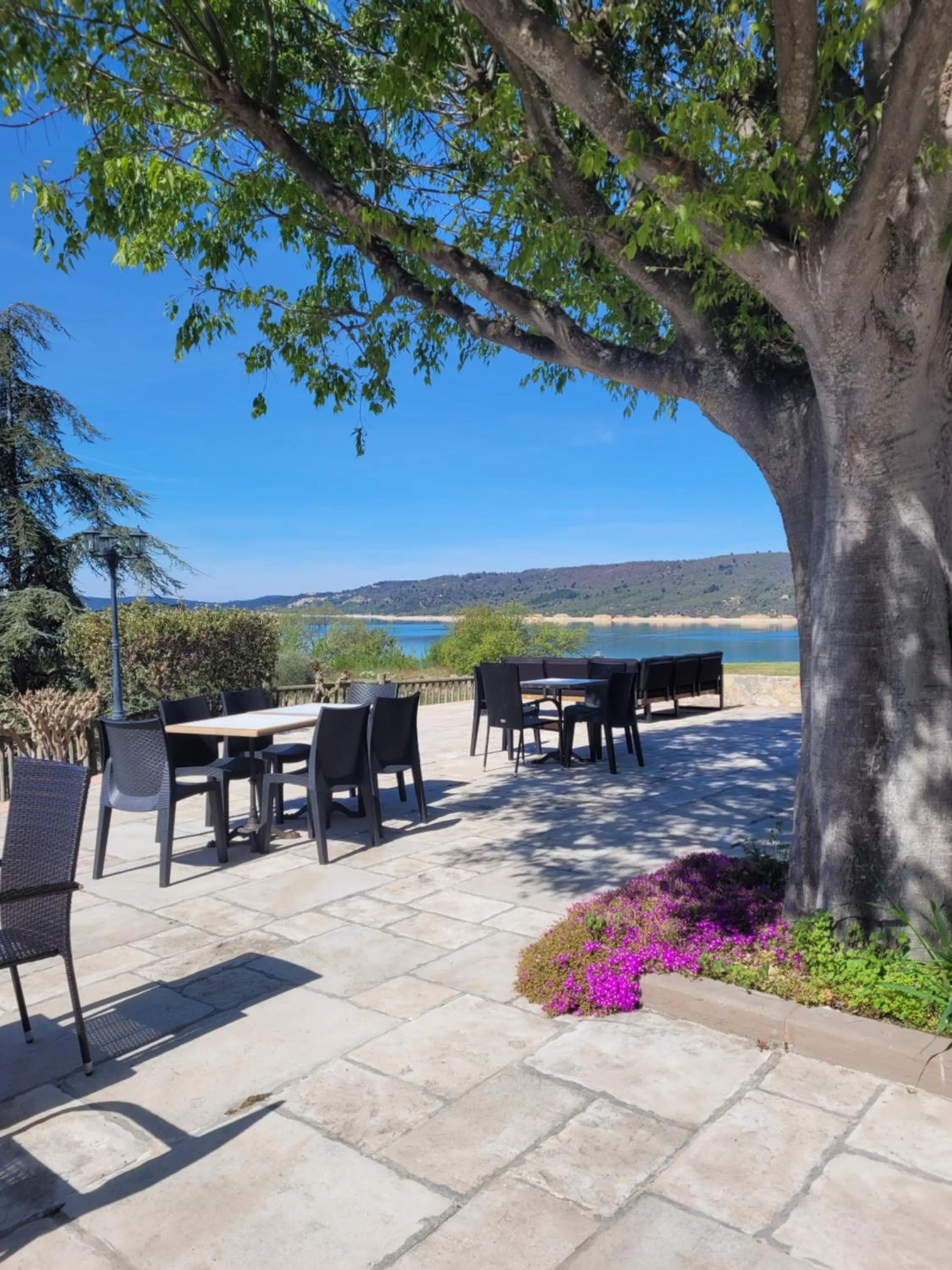 Patio in Auberge des Salles