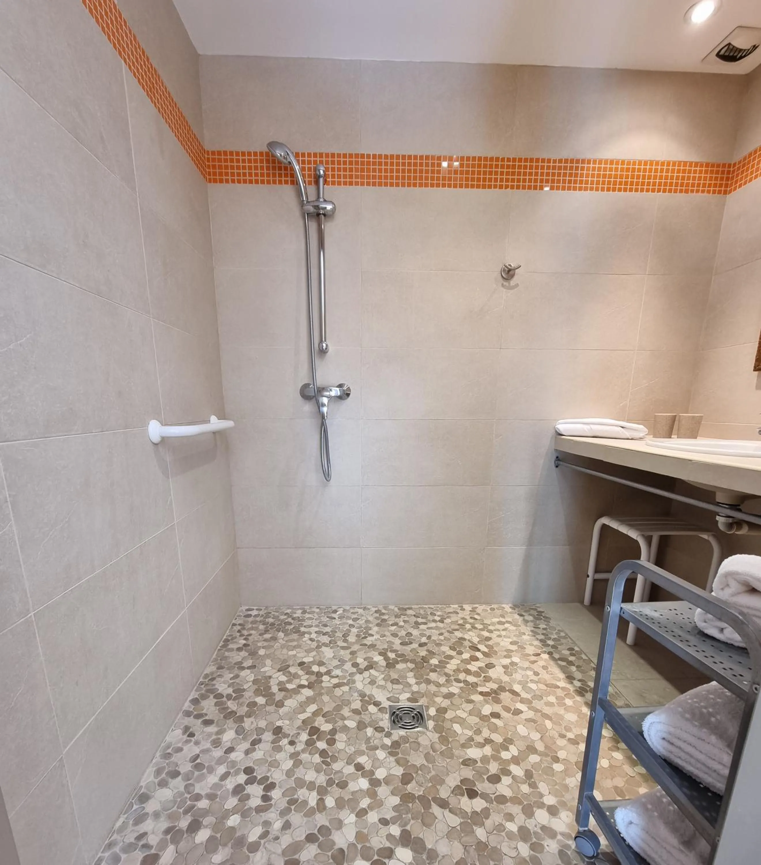 Bathroom in Castillon Des Baux