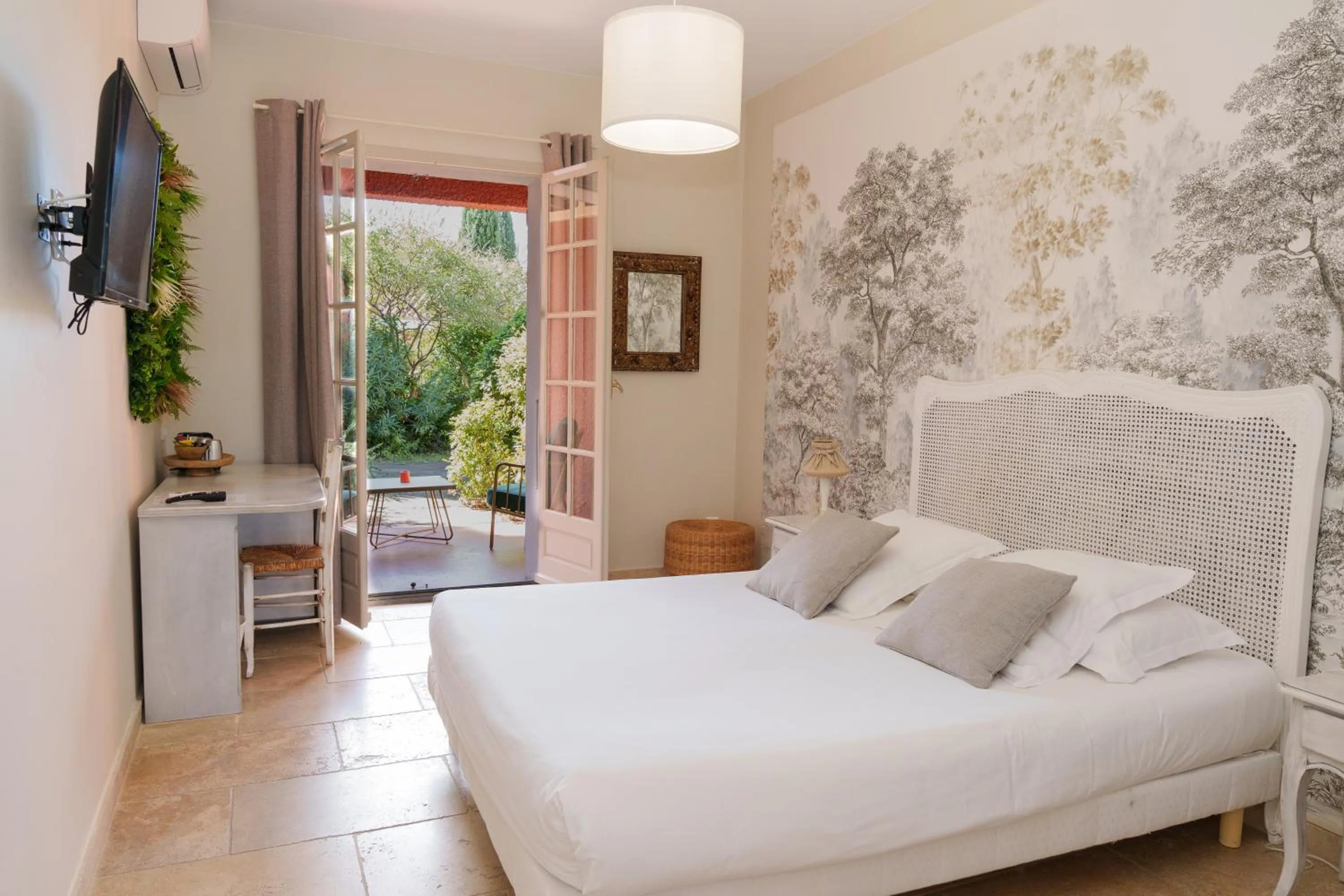 Bedroom, Bed in Castillon Des Baux