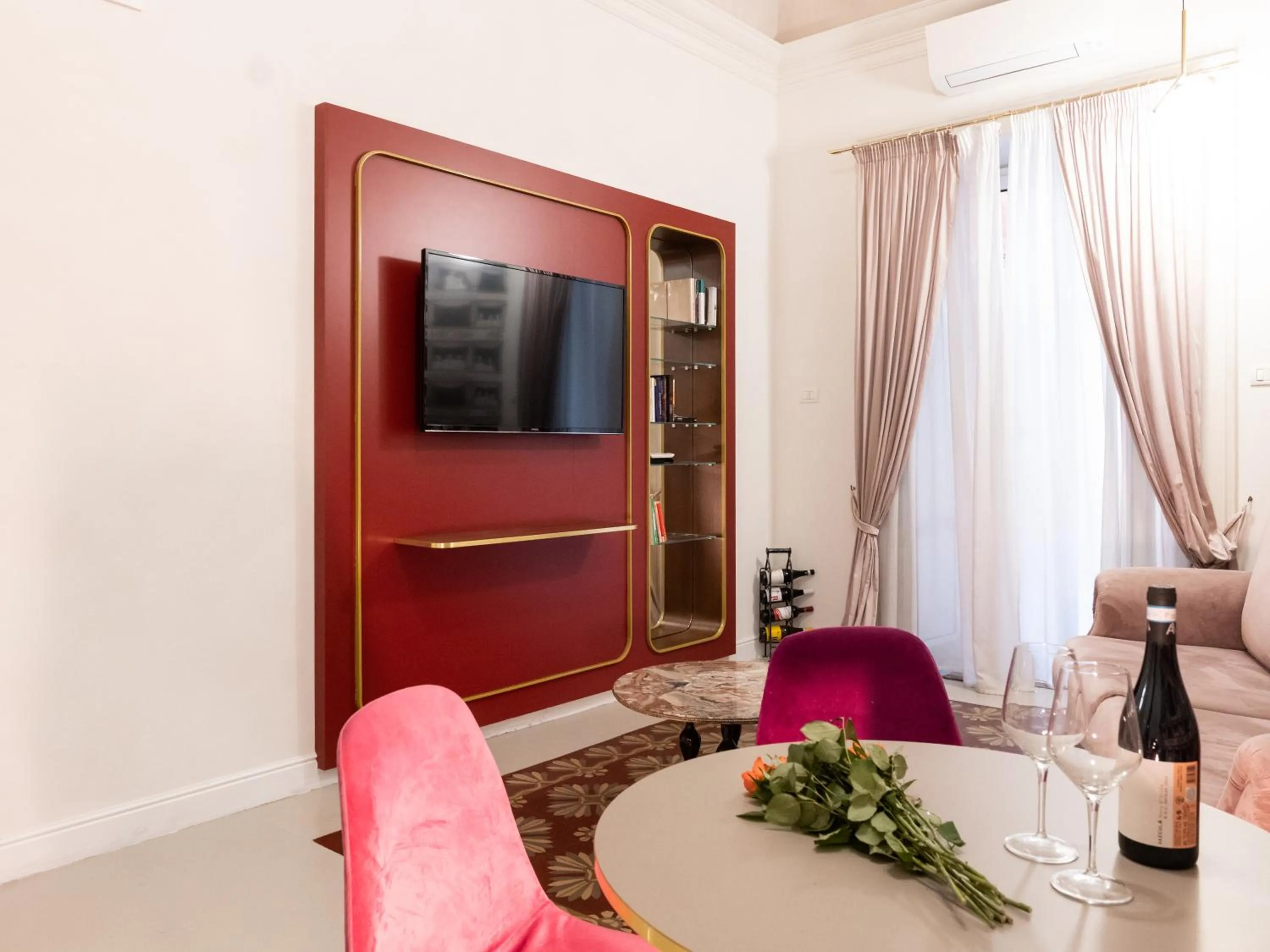 TV and multimedia in Scene Suites Apartments