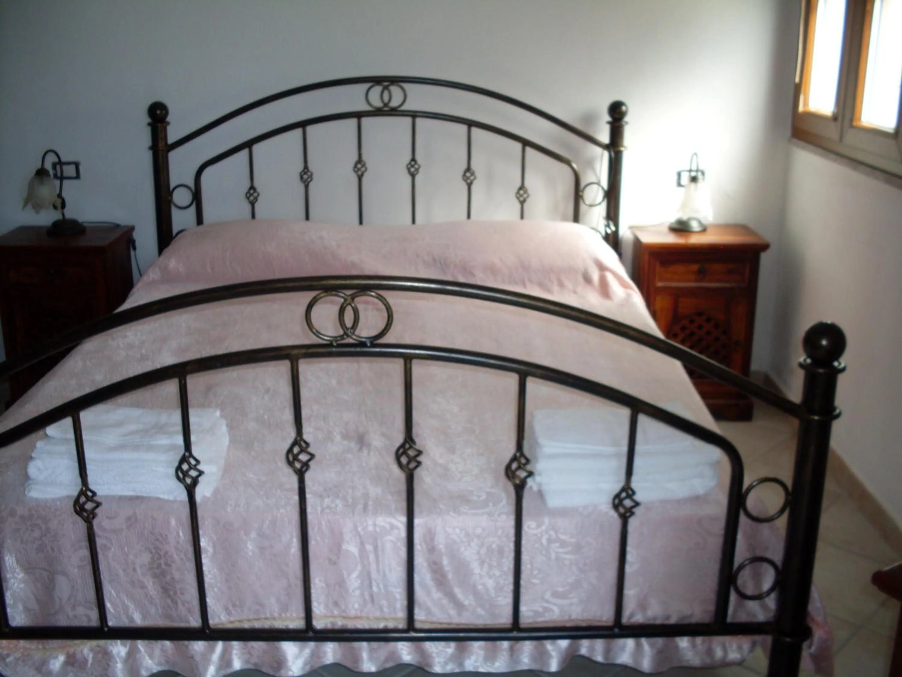 Decorative detail, Bed in Affittacamere Peonia