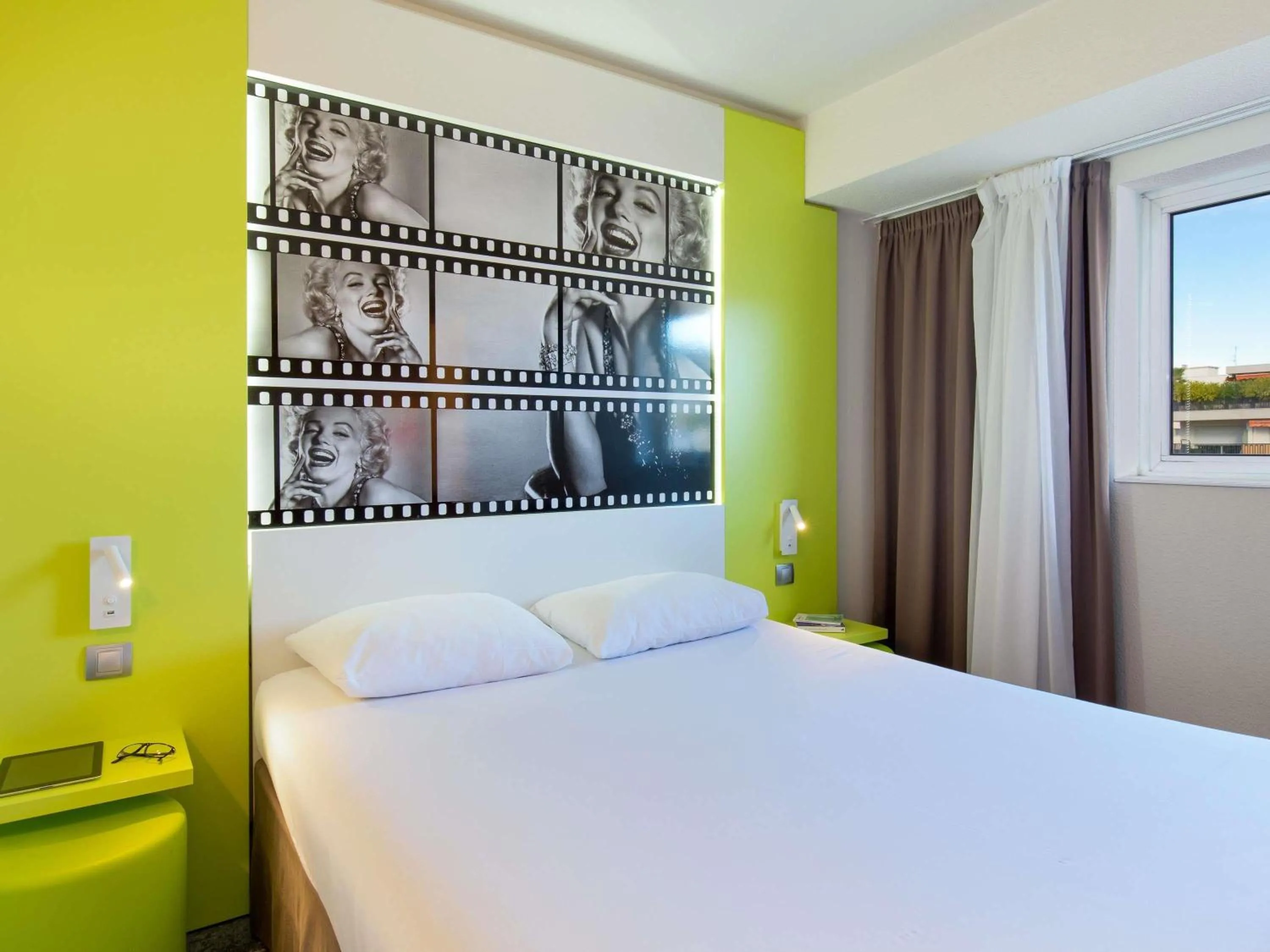 Bedroom, Bed in ibis Styles Cannes Le Cannet