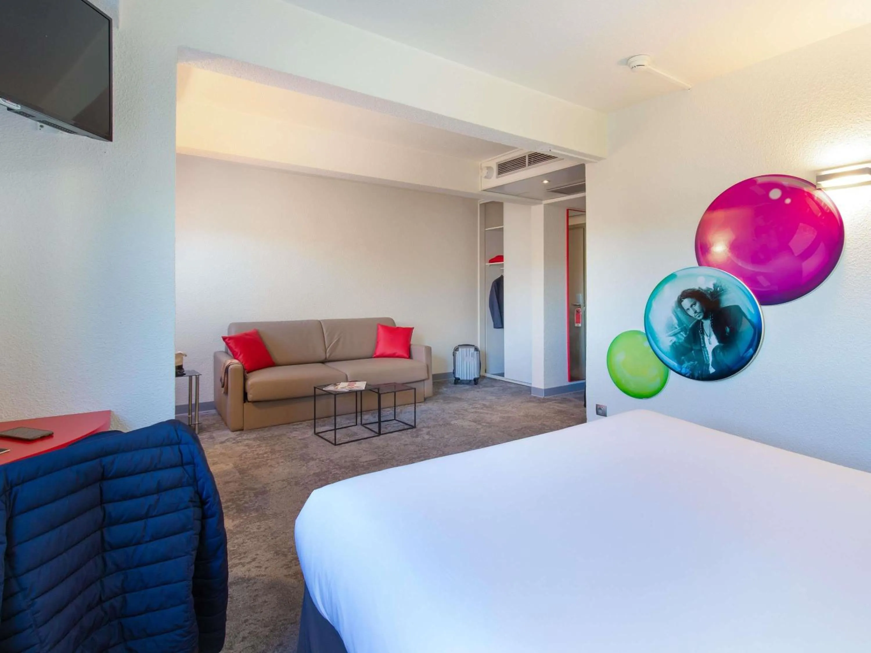 Bedroom, Bed in ibis Styles Cannes Le Cannet