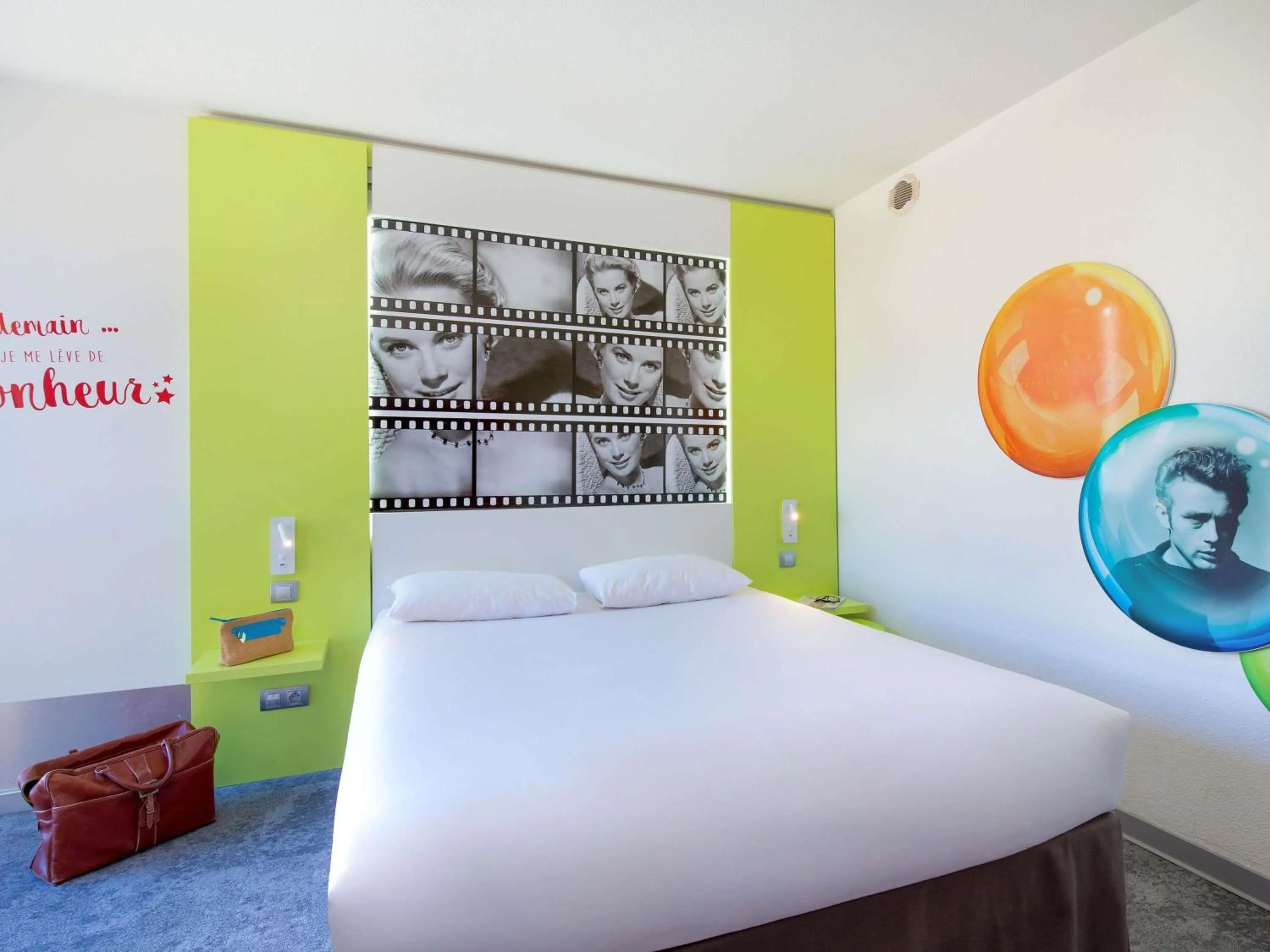 Bedroom, Bed in ibis Styles Cannes Le Cannet