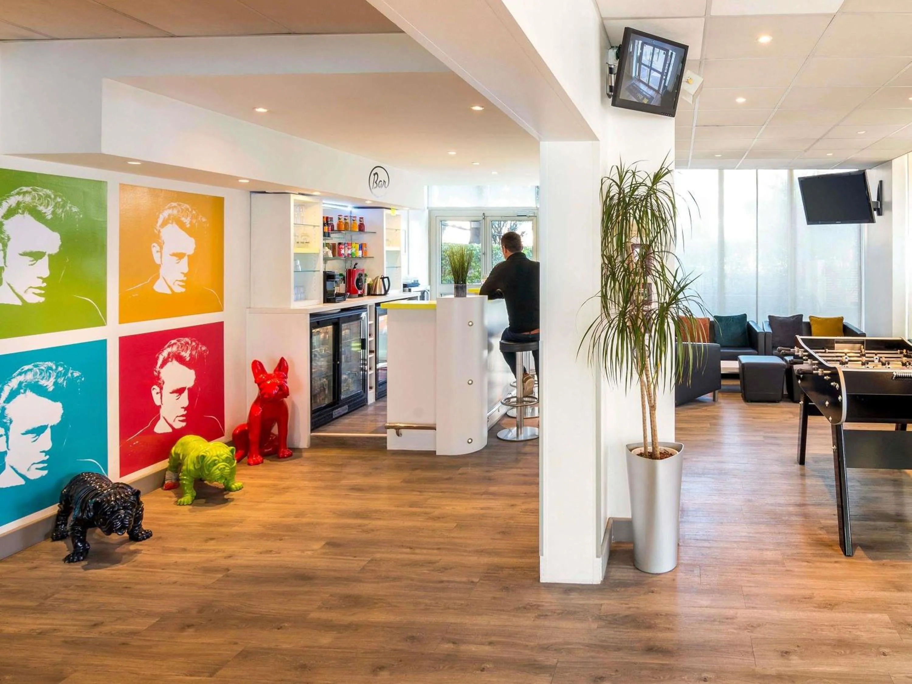 Lounge or bar in ibis Styles Cannes Le Cannet