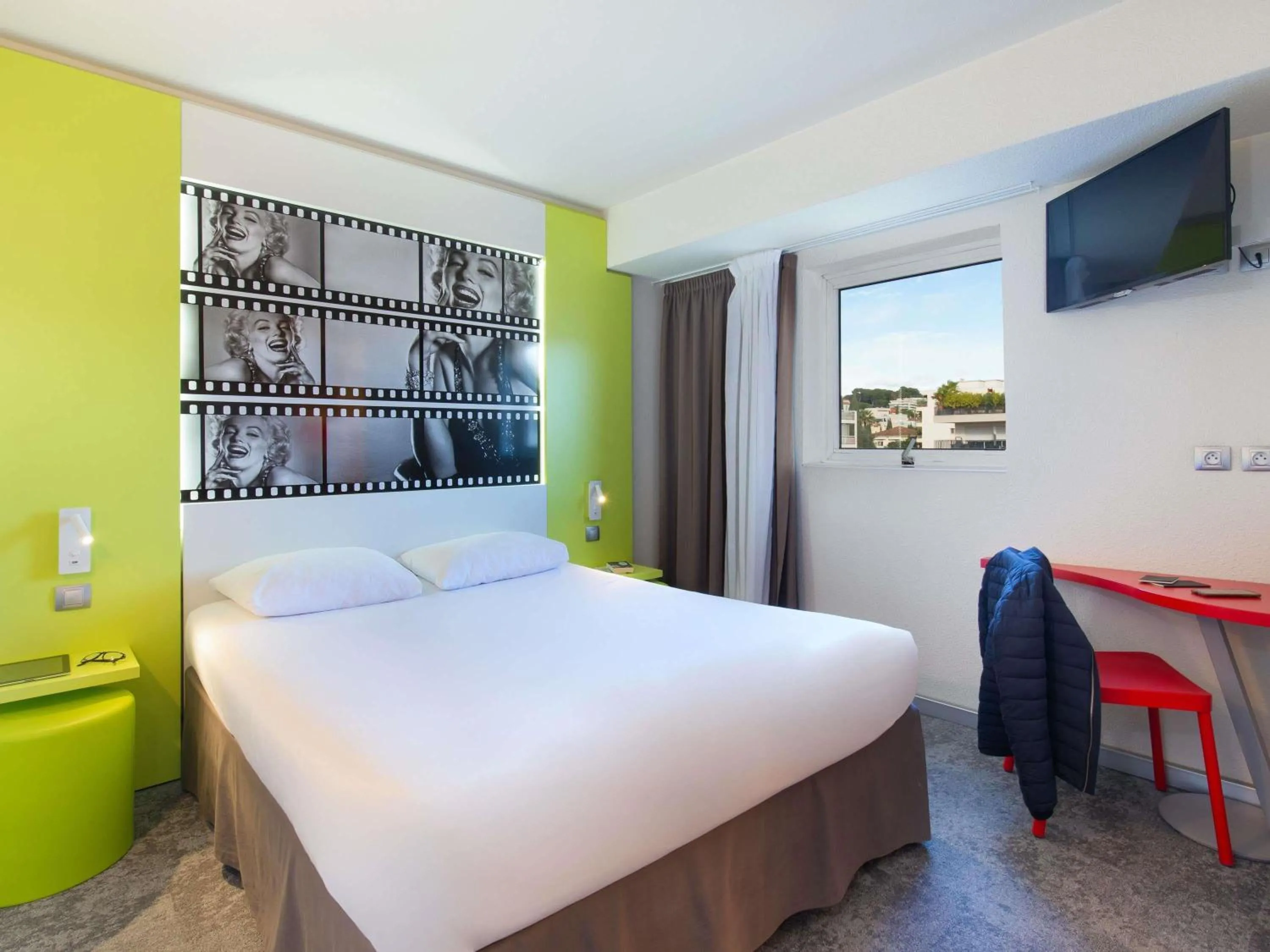 Bedroom, Bed in ibis Styles Cannes Le Cannet