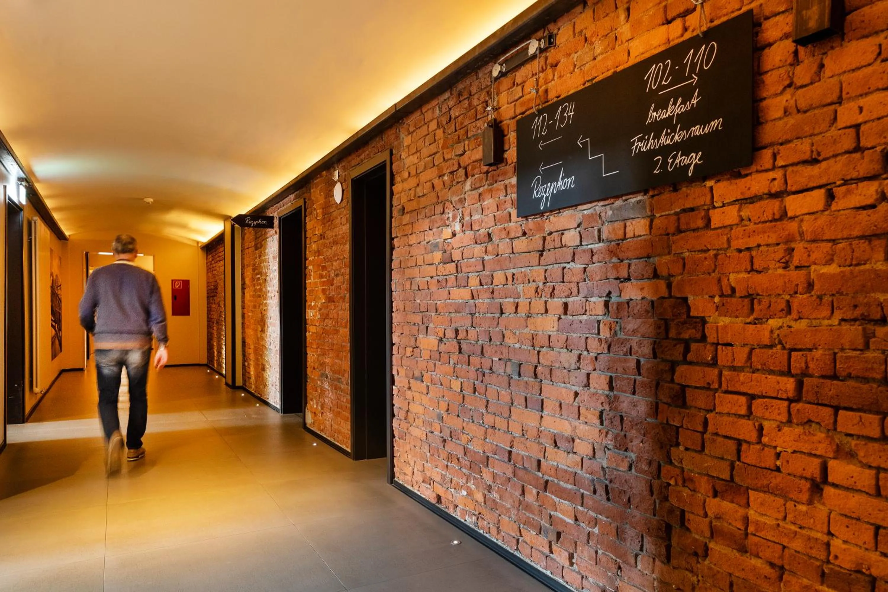 People in Hotel Volksschule