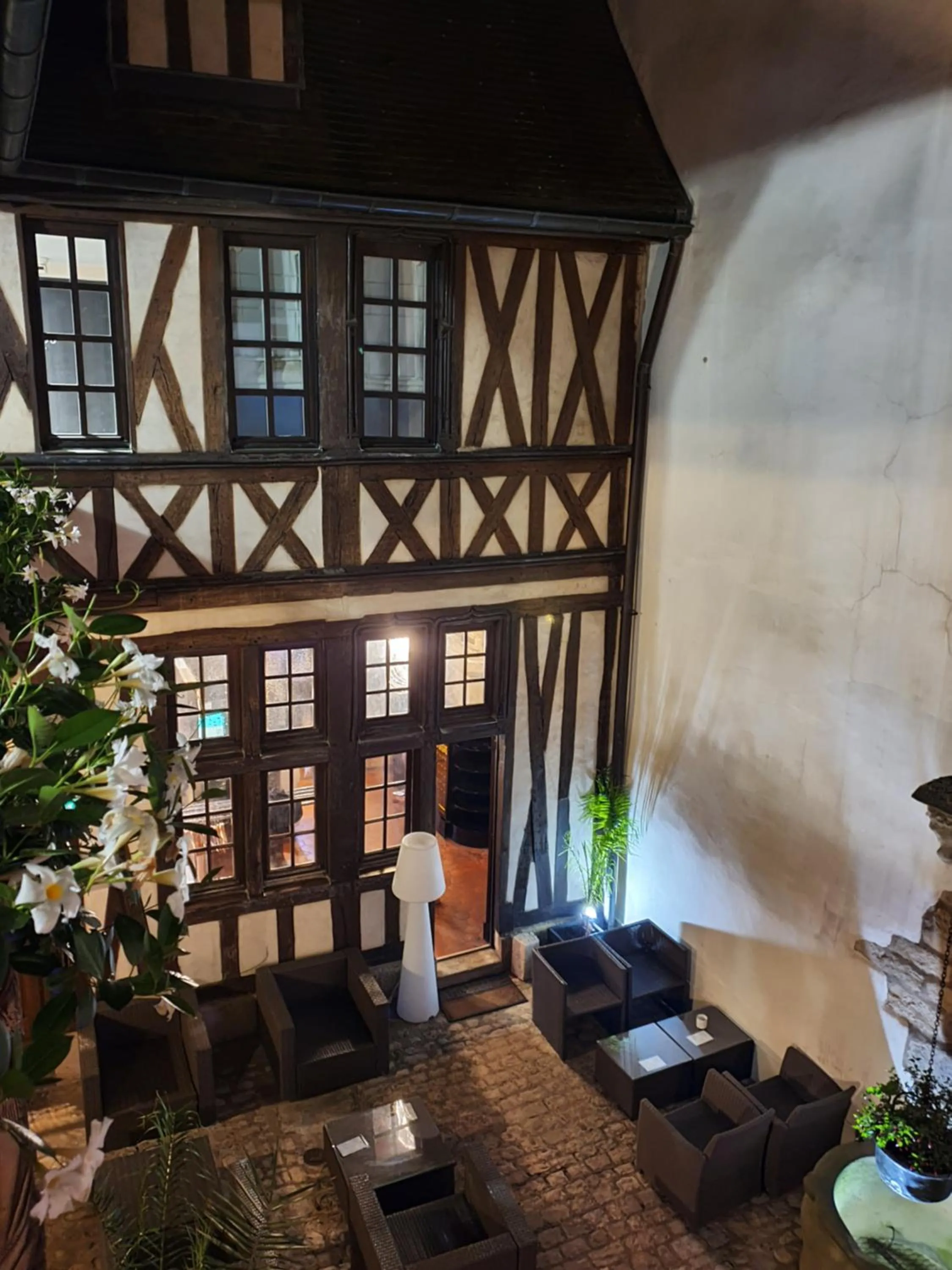 Patio in Maison Philippe Le Bon Hôtel, Restaurant & Bar le 19