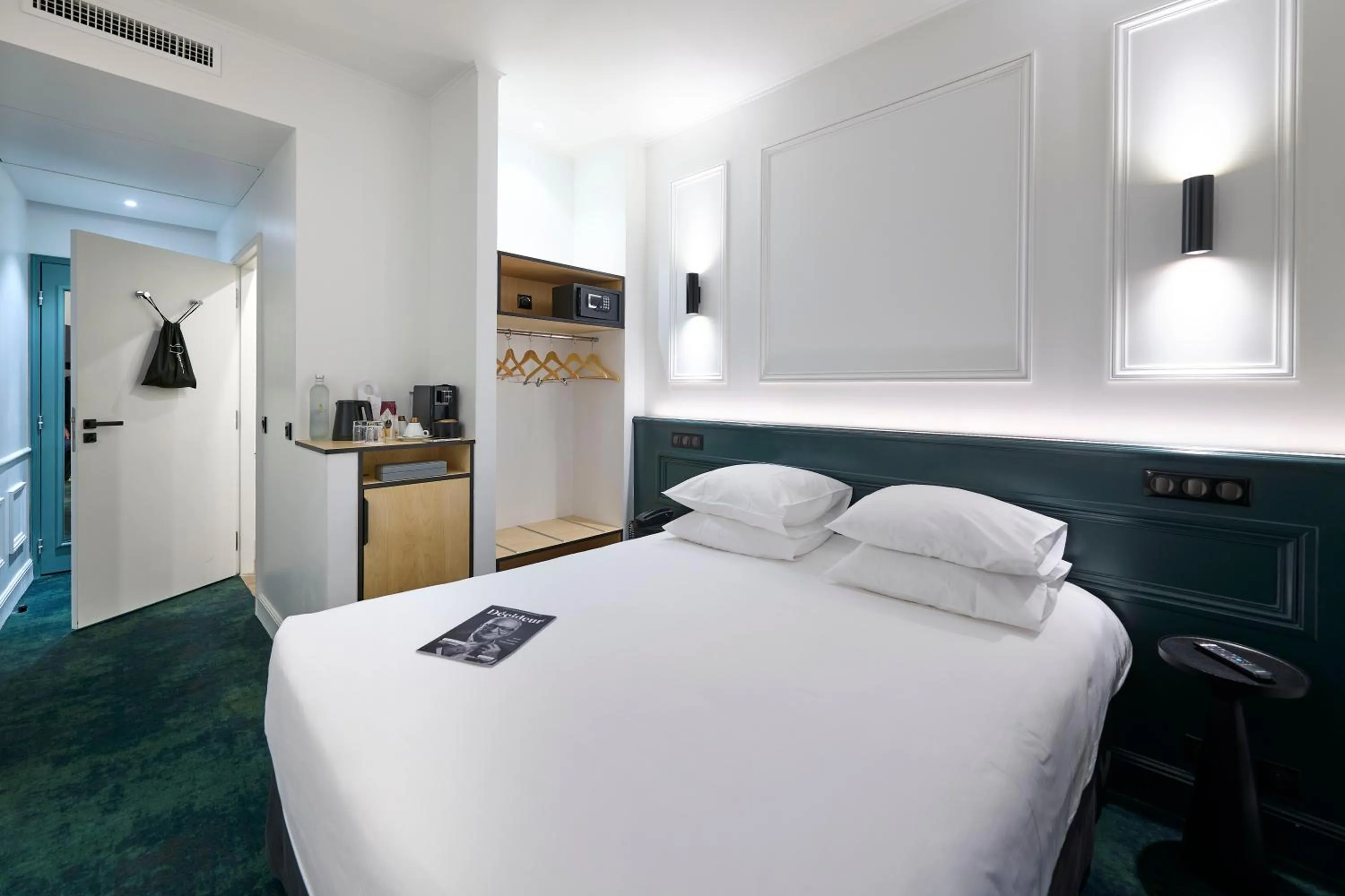 Photo of the whole room, Bed in Maison Philippe Le Bon Hôtel, Restaurant & Bar le 19