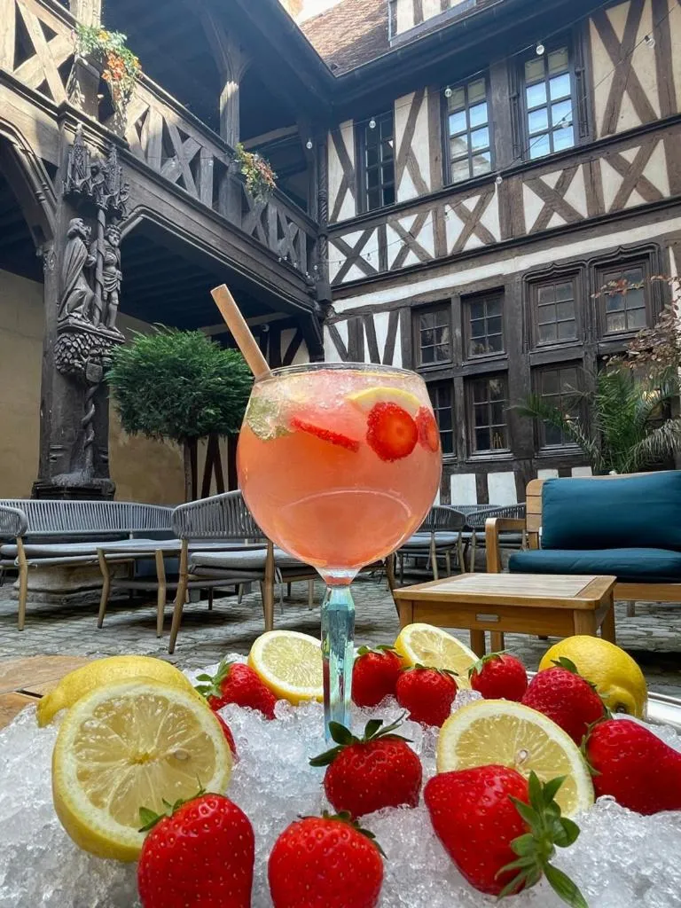 Food and drinks in Maison Philippe Le Bon Hôtel, Restaurant & Bar le 19