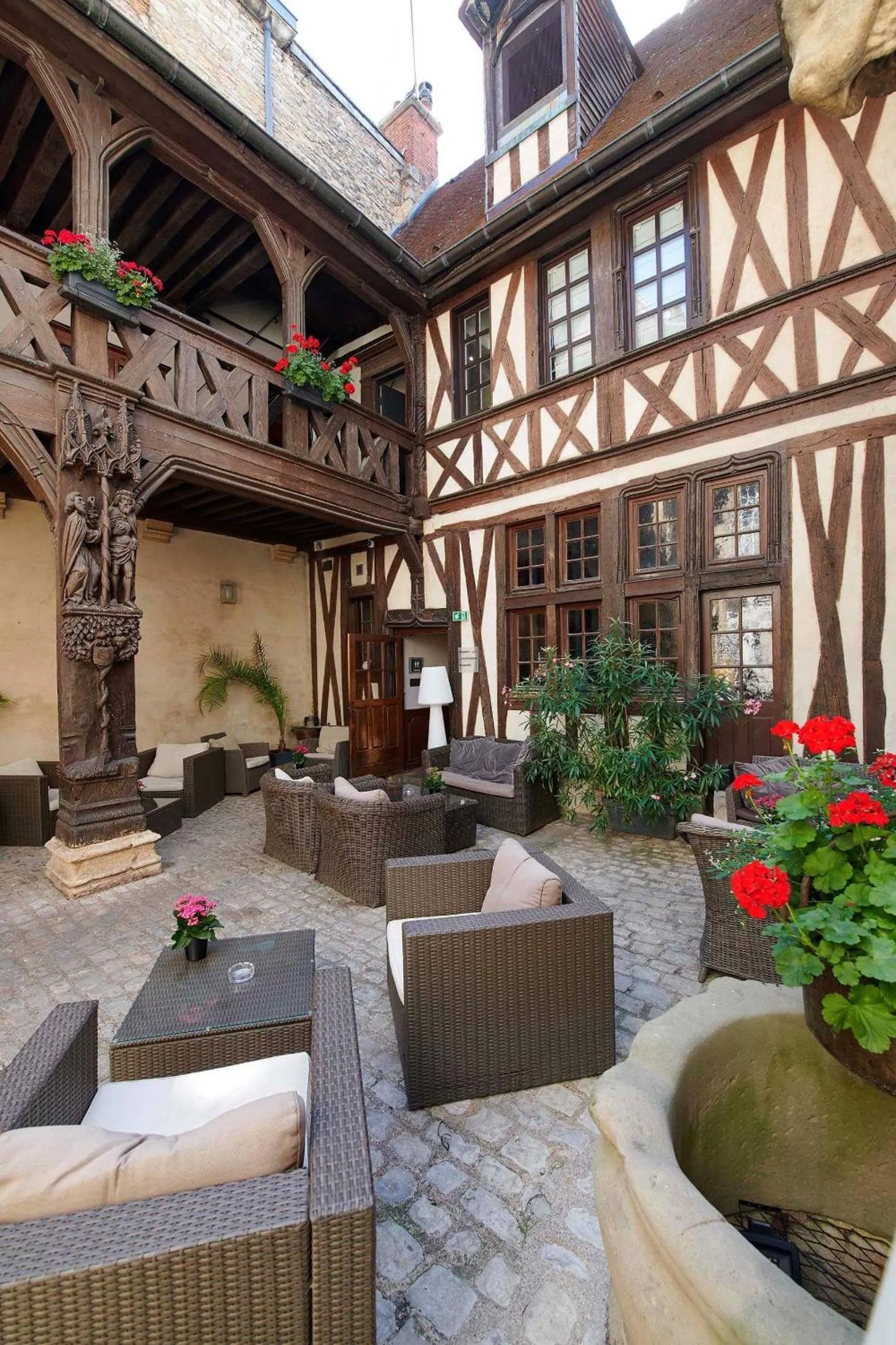 Patio in Maison Philippe Le Bon Hôtel, Restaurant & Bar le 19