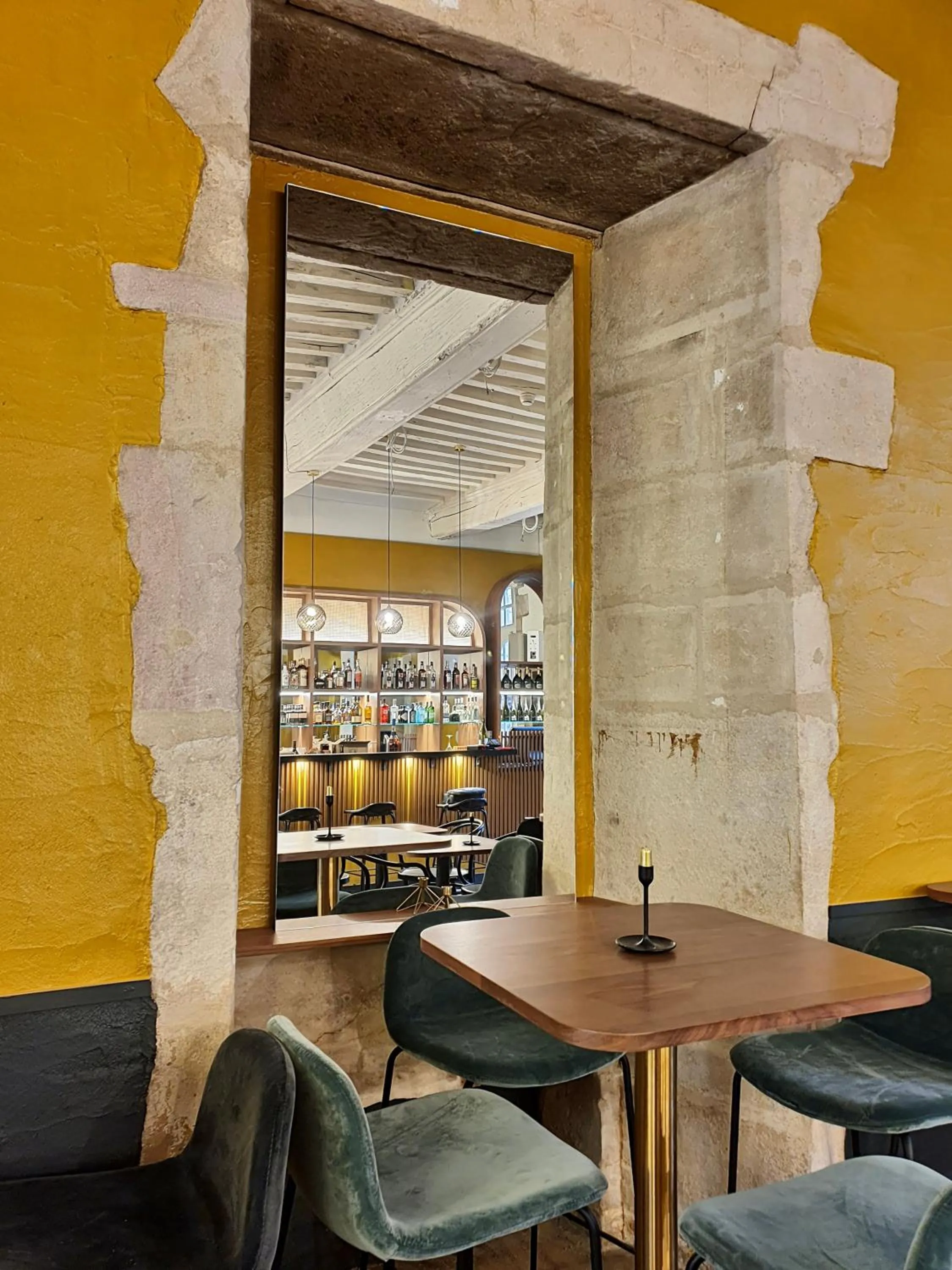 Lounge or bar in Maison Philippe Le Bon Hôtel, Restaurant & Bar le 19