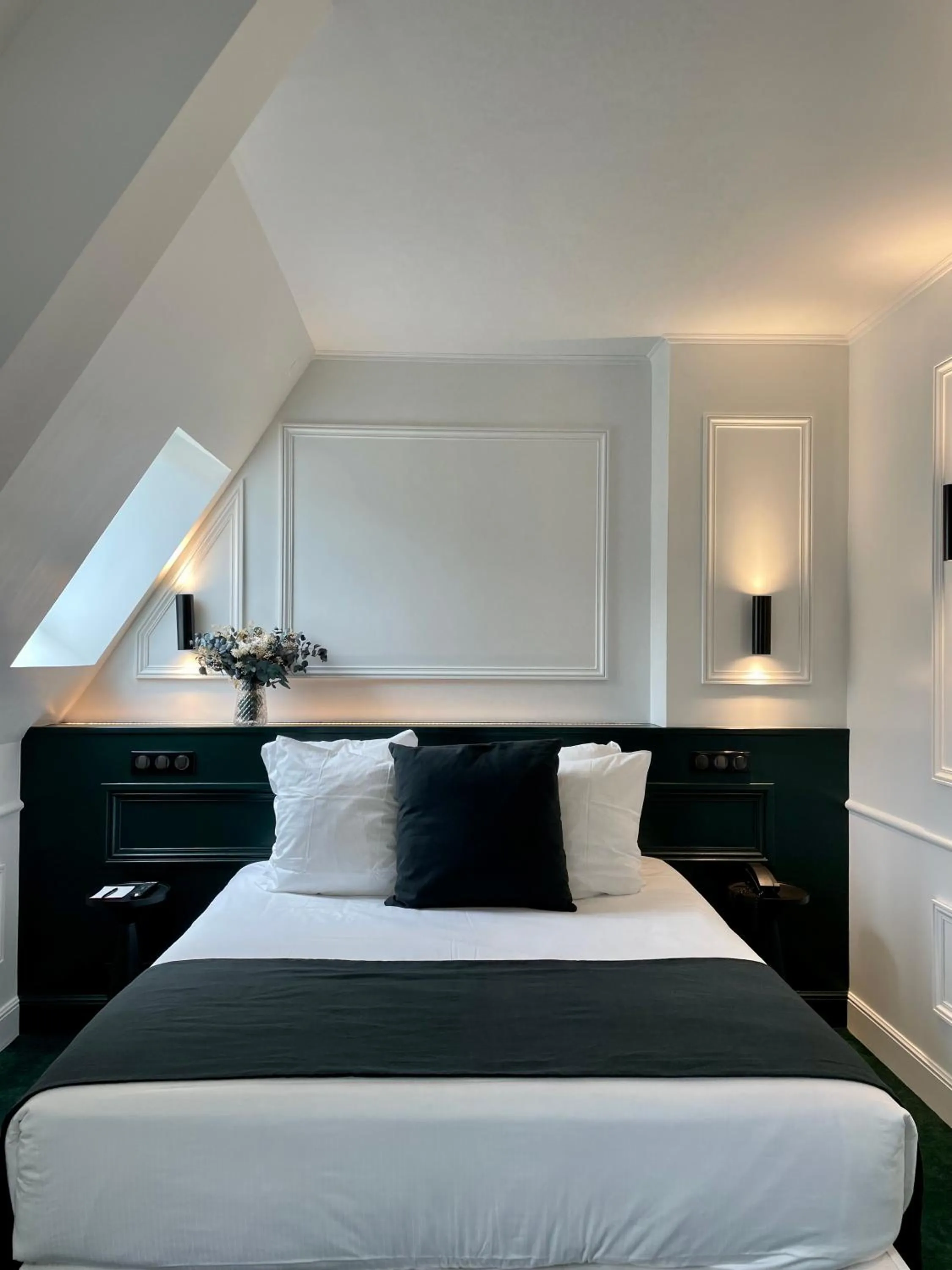 Photo of the whole room, Bed in Maison Philippe Le Bon Hôtel, Restaurant & Bar le 19