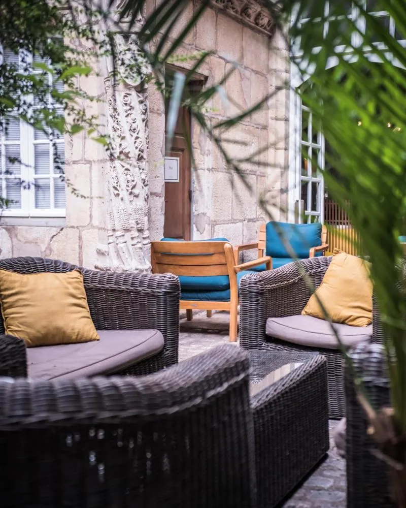 Patio in Maison Philippe Le Bon Hôtel, Restaurant & Bar le 19