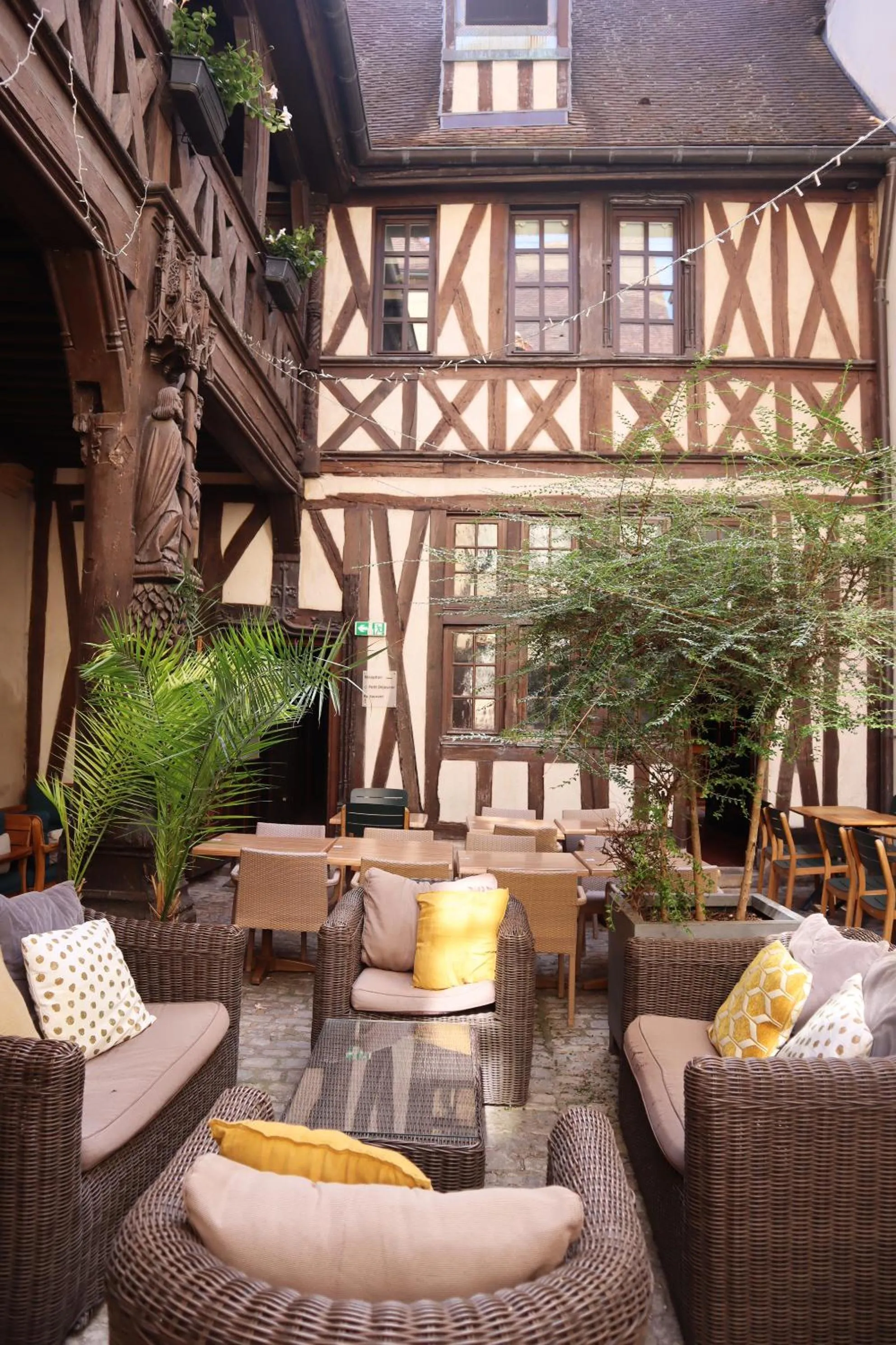 Patio in Maison Philippe Le Bon Hôtel, Restaurant & Bar le 19