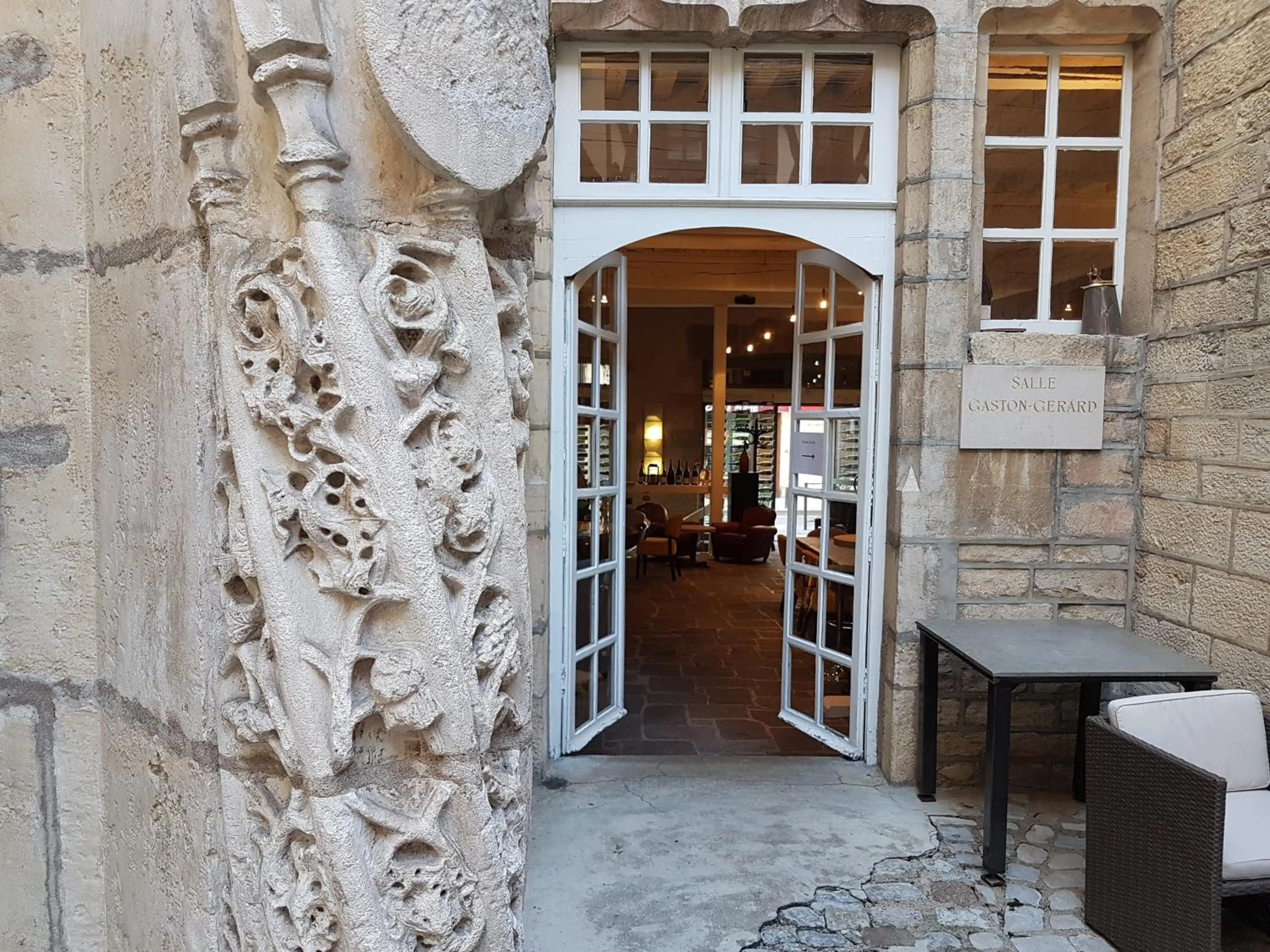 Patio in Maison Philippe Le Bon Hôtel, Restaurant & Bar le 19