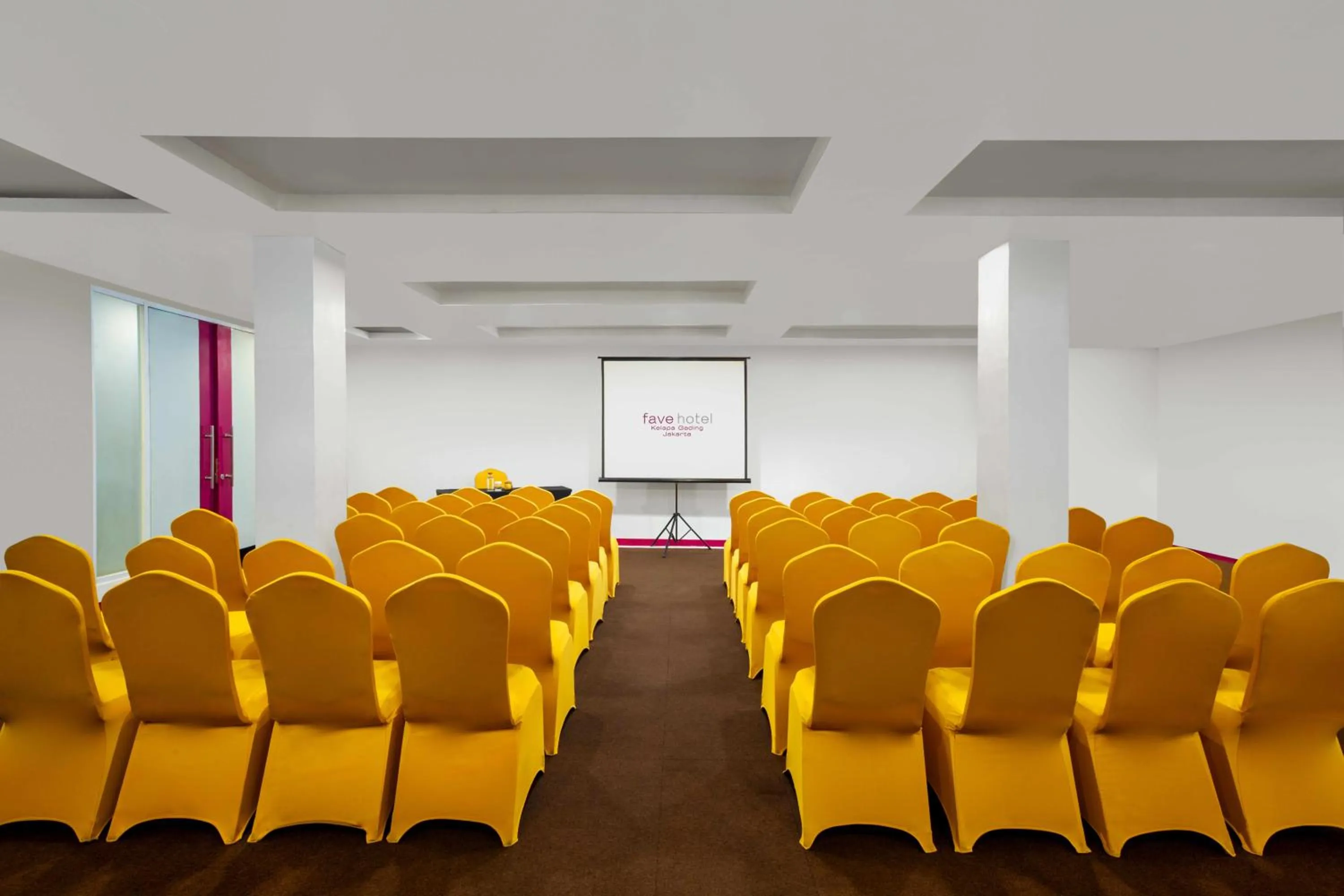 Meeting/conference room in favehotel Kelapa Gading