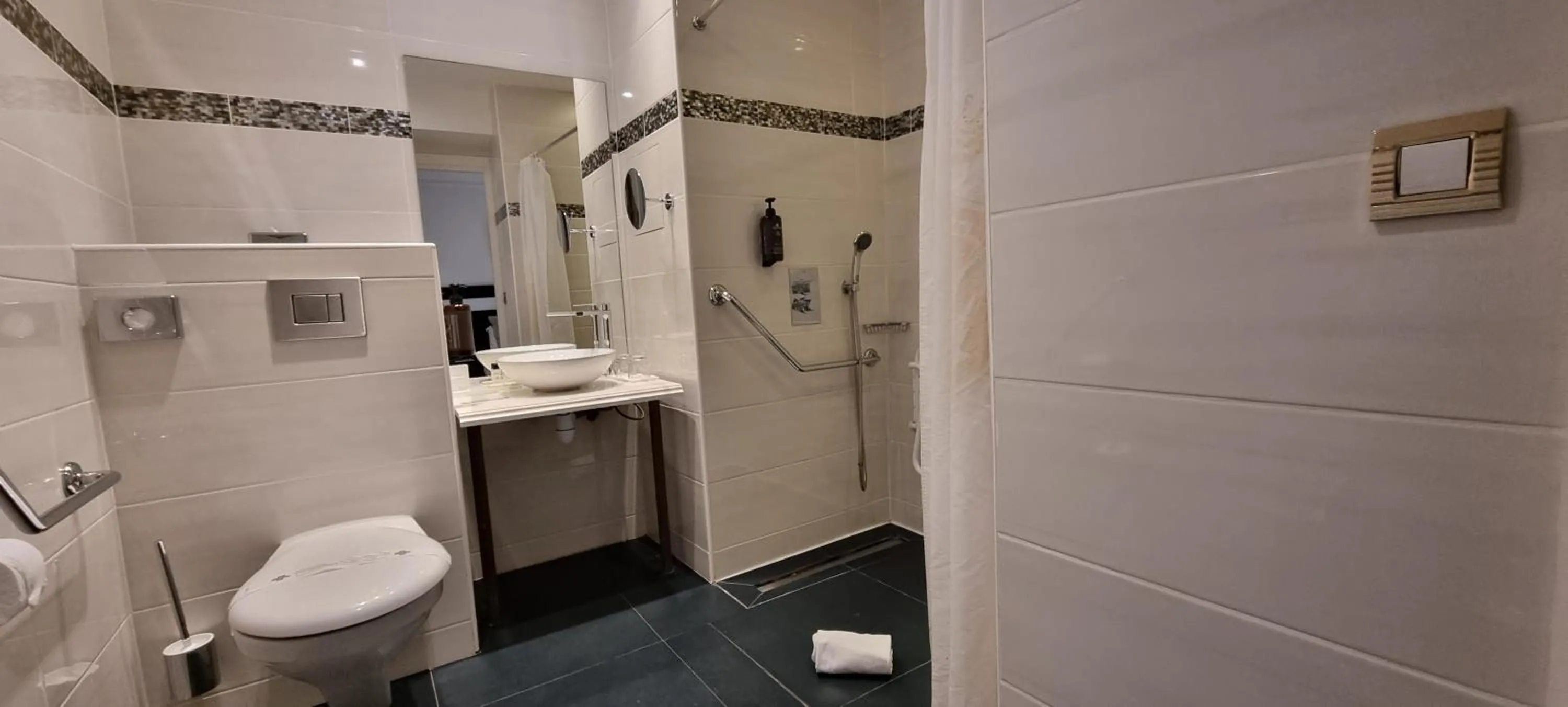 Bathroom in Hotel Aston La Scala