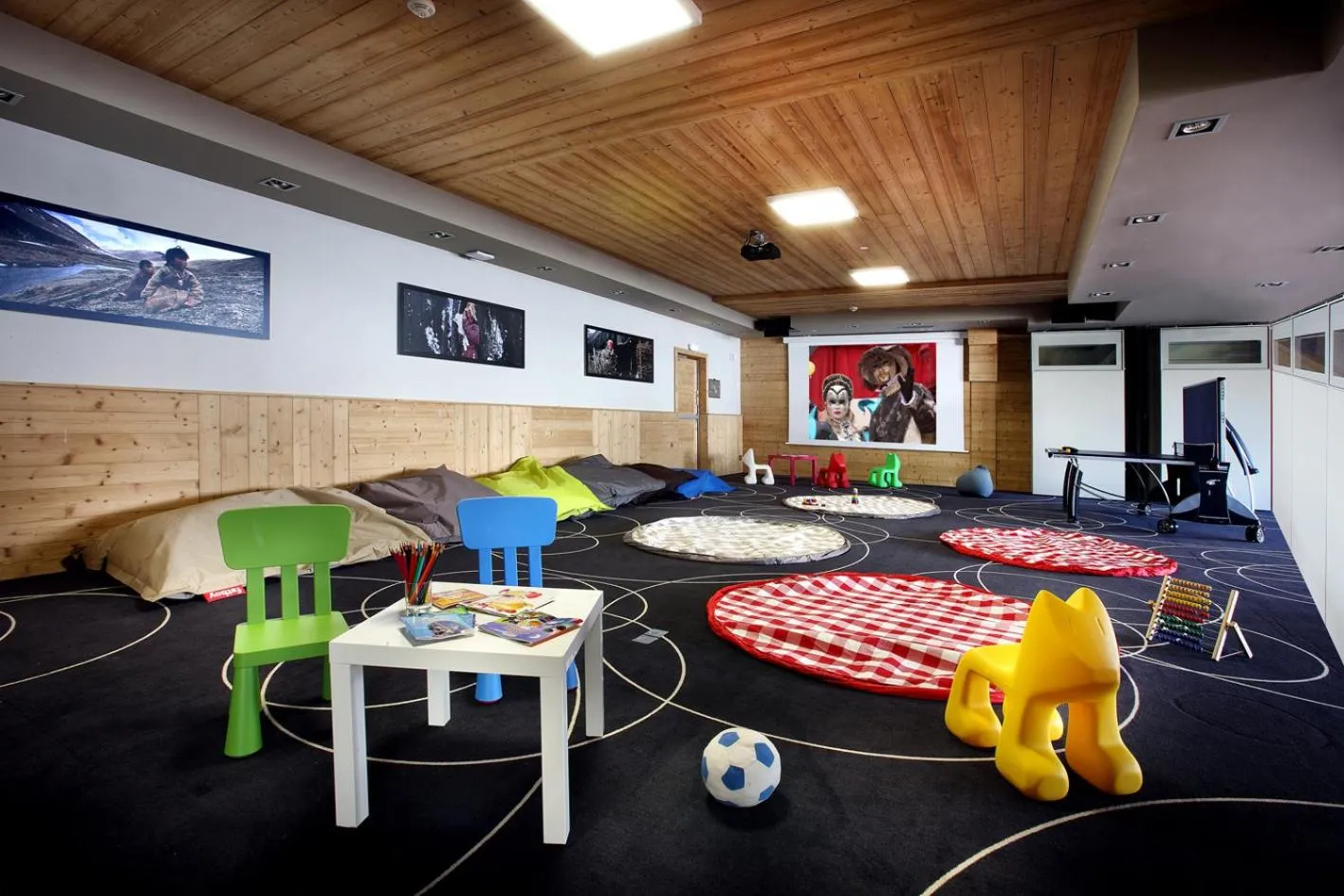 Game Room in Hôtel Koh-I Nor by Les Etincelles