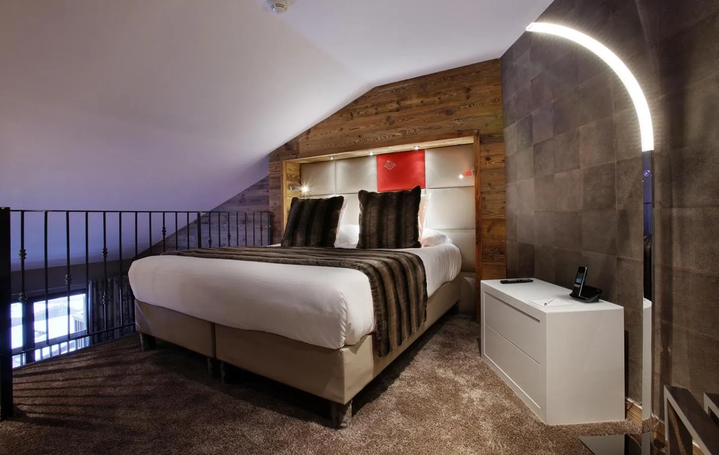 Bedroom, Bed in Hôtel Koh-I Nor by Les Etincelles