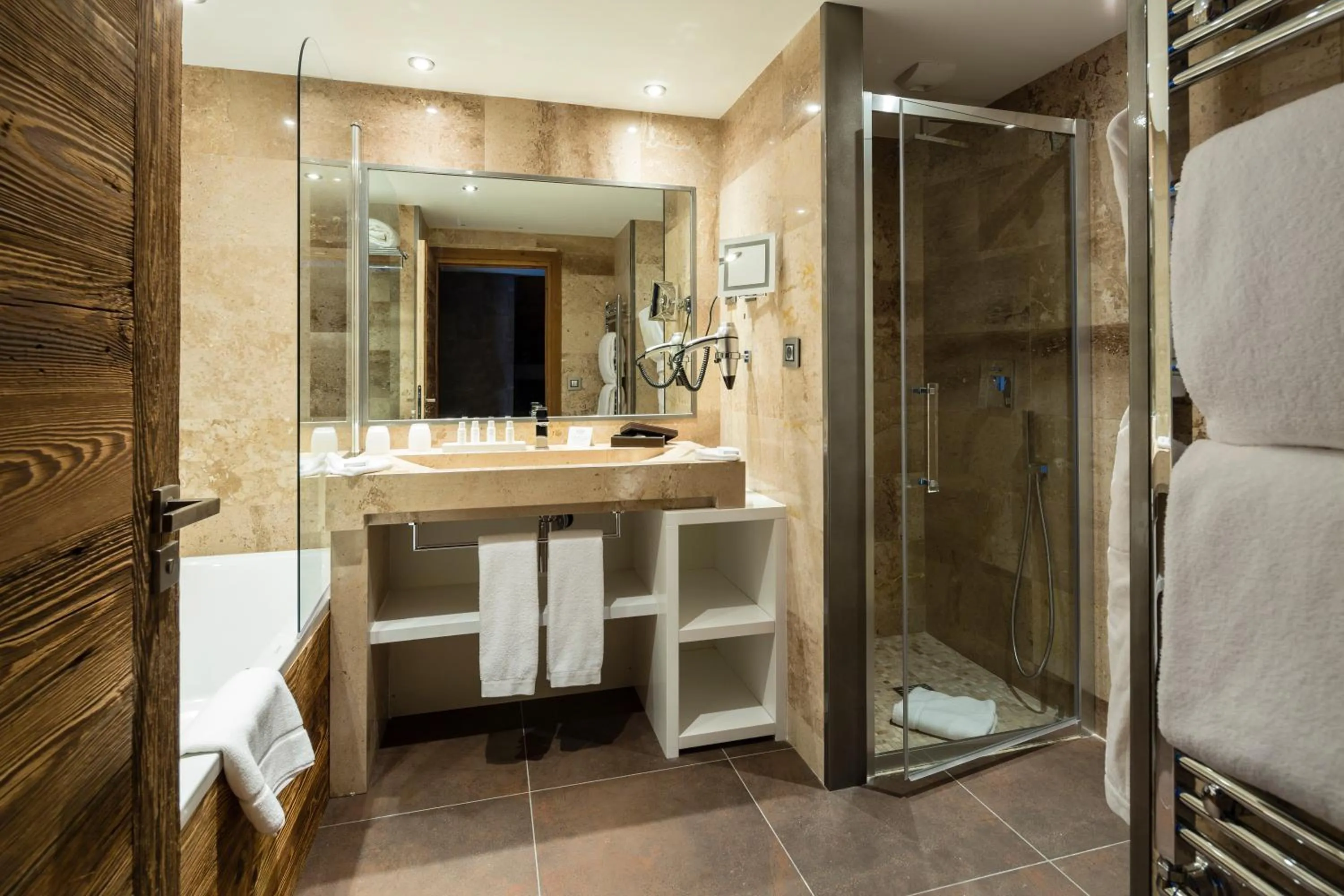 Shower in Hôtel Koh-I Nor by Les Etincelles