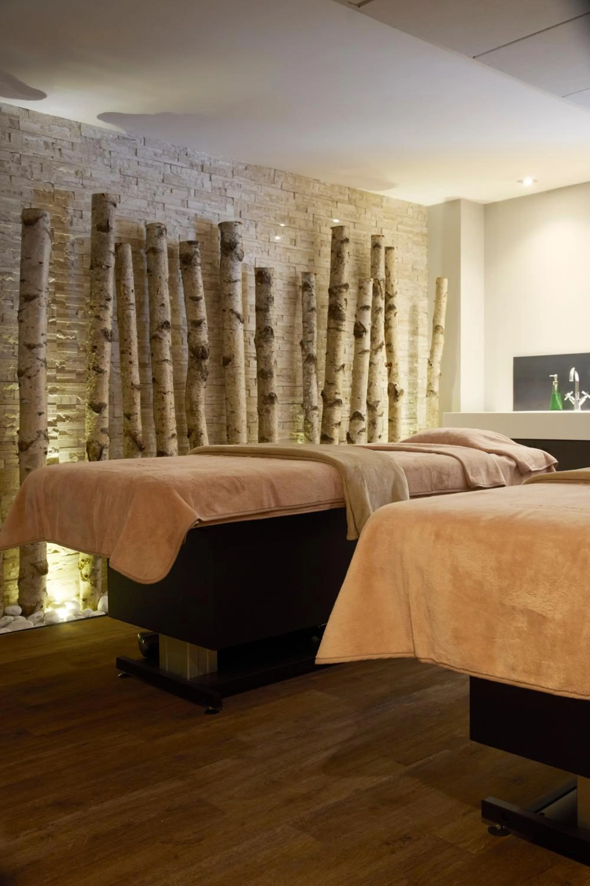 Massage, Bed in Hôtel Koh-I Nor by Les Etincelles