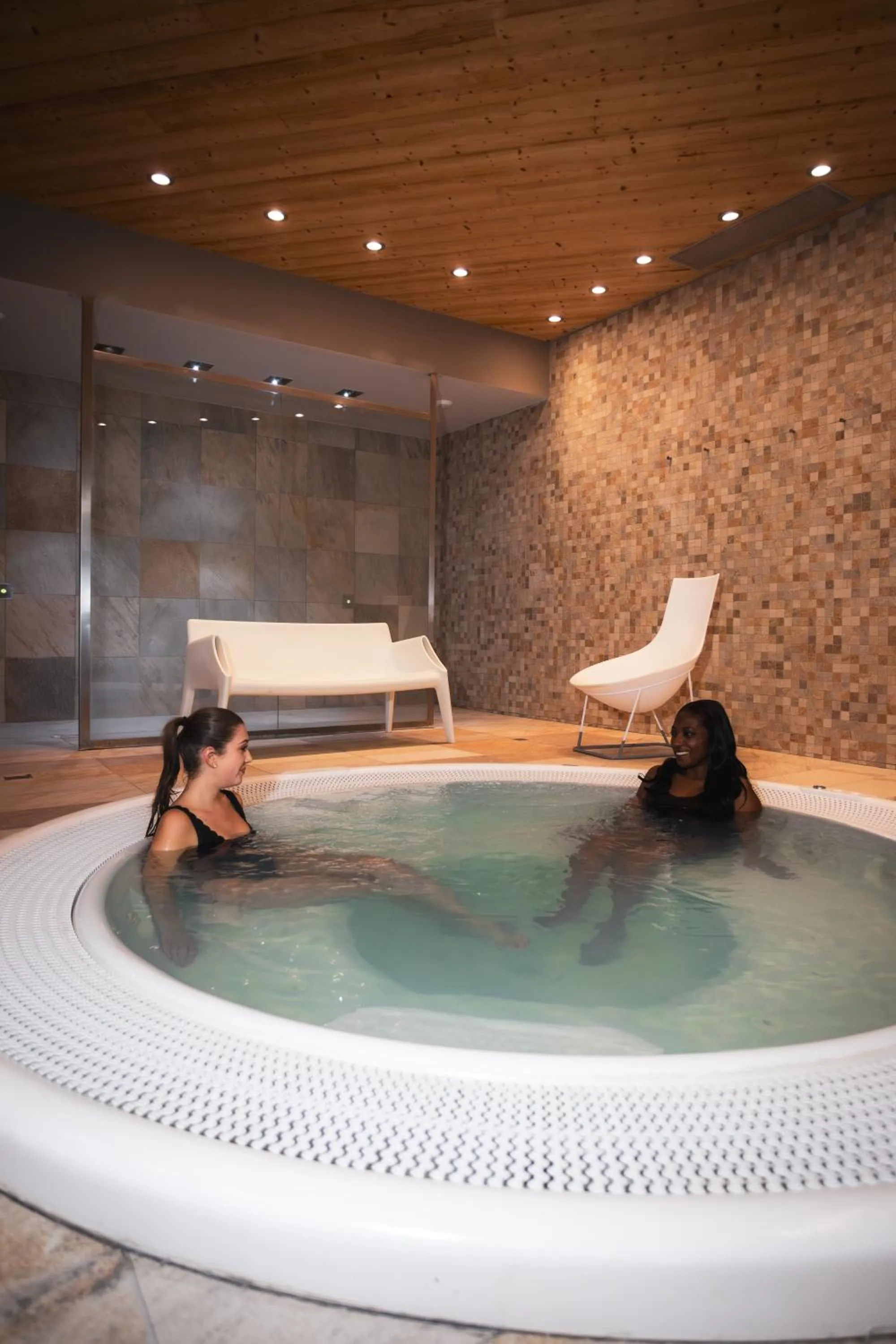 Hot Tub in Hôtel Koh-I Nor by Les Etincelles