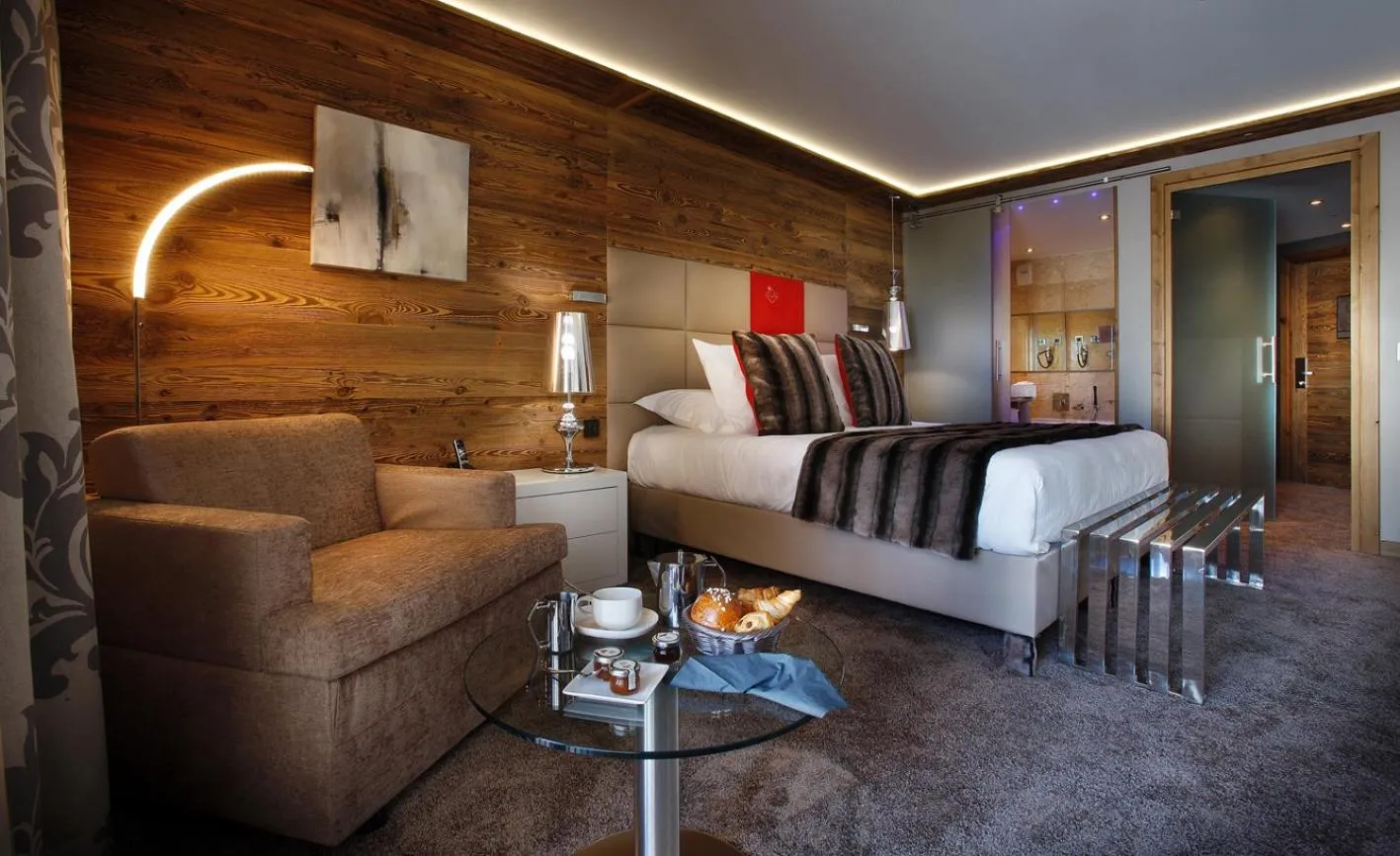 Bedroom in Hôtel Koh-I Nor by Les Etincelles