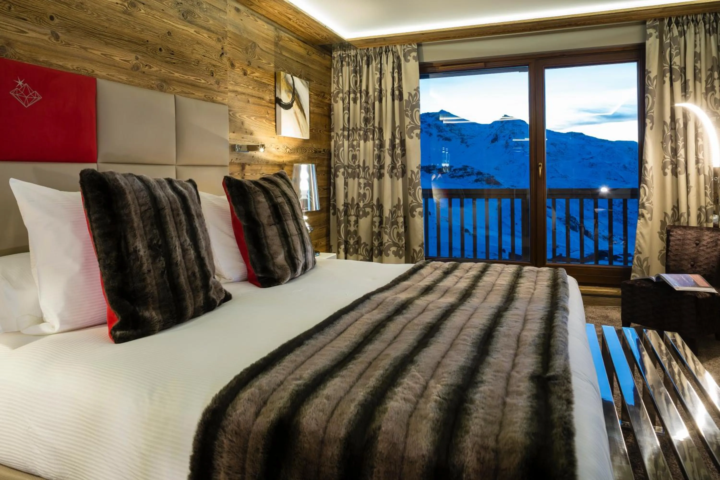 Bedroom, Bed in Hôtel Koh-I Nor by Les Etincelles