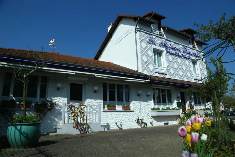 Property building in Hôtel Restaurant Maison Blanche