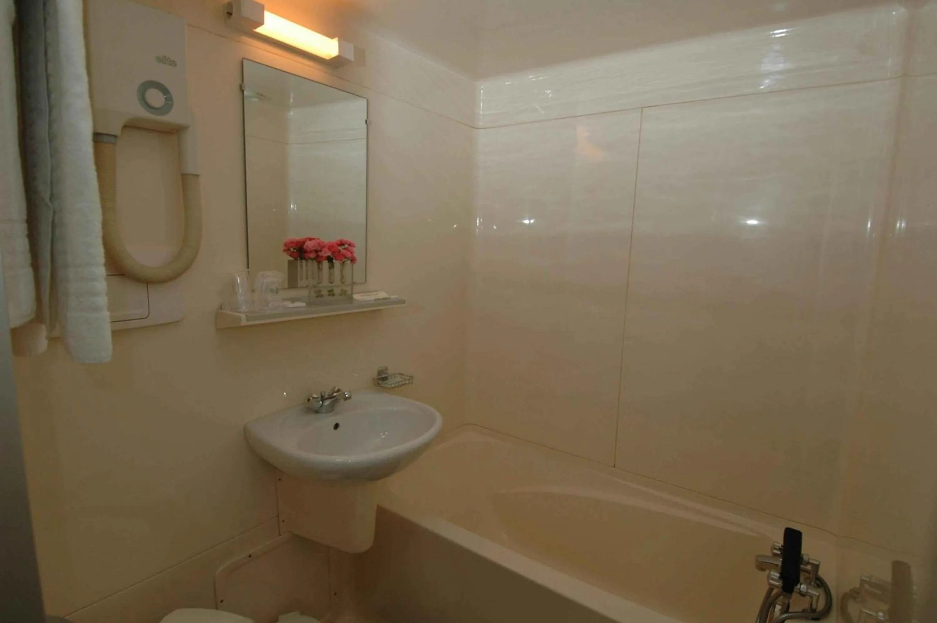 Bathroom in Hôtel Restaurant Maison Blanche