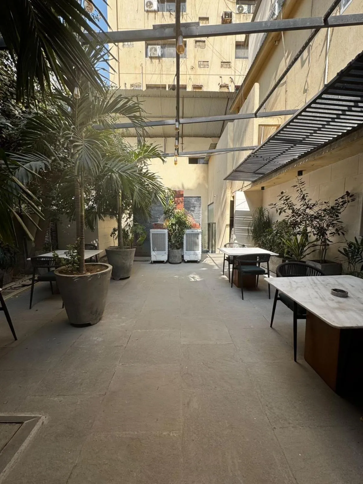 Restaurant/places to eat in Hamsun Shahrah-e-Faisal