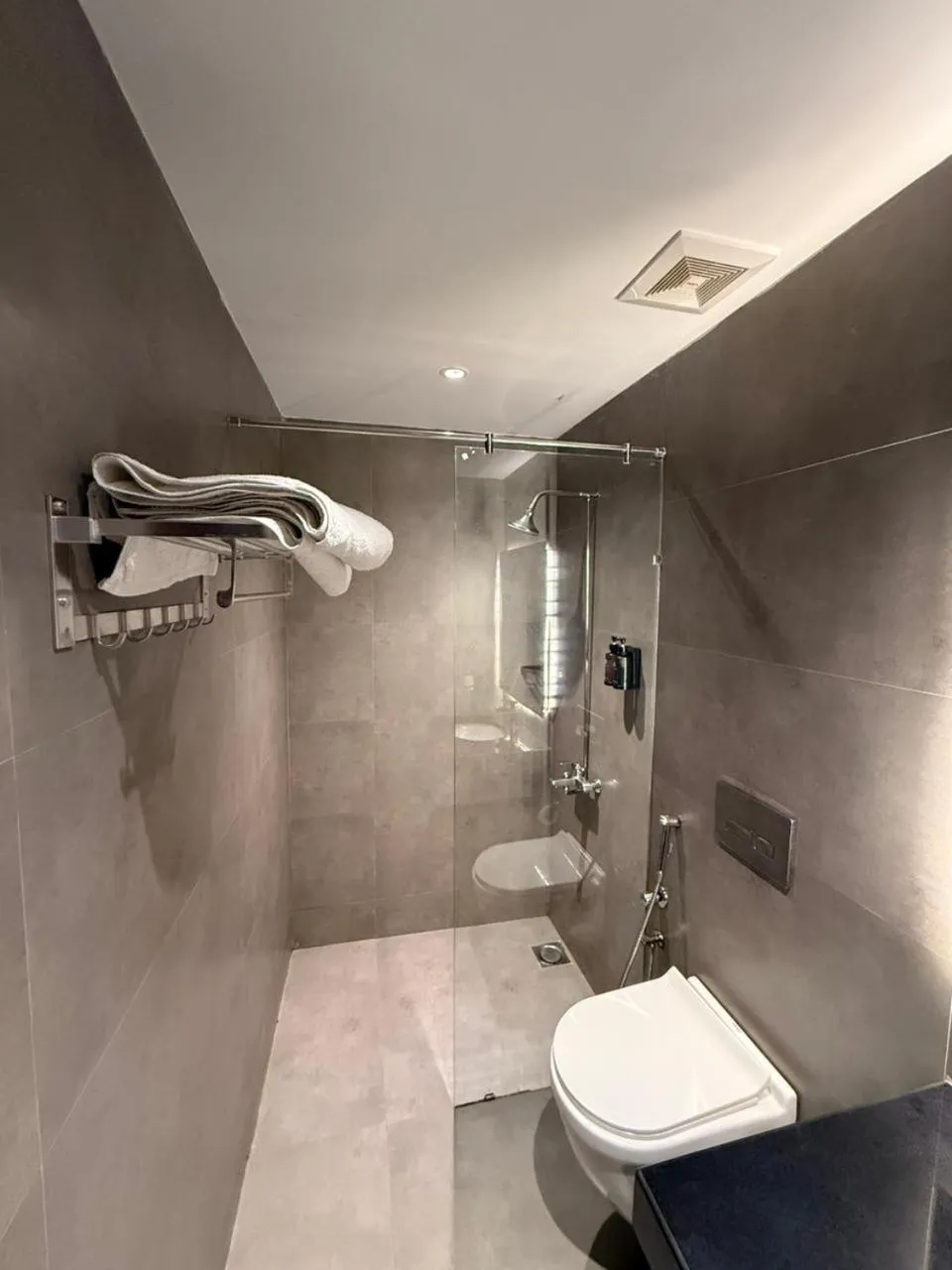 Shower in Hamsun Shahrah-e-Faisal